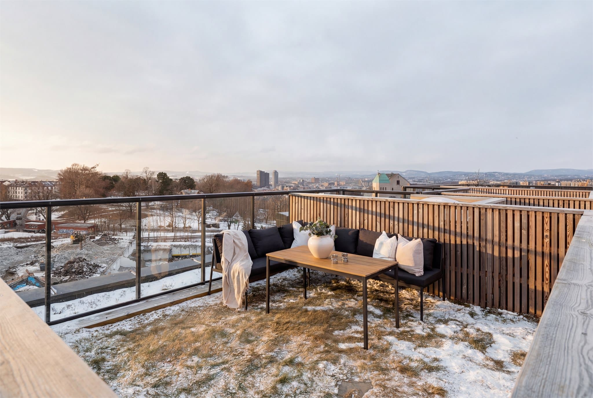 Leiligheten disponerer en egen hageparsell på taket - en sjelden kvalitet som virkelig kommer til sin rett på varme sommerdager. Hageparsellen har borettslagets beste beliggenhet.