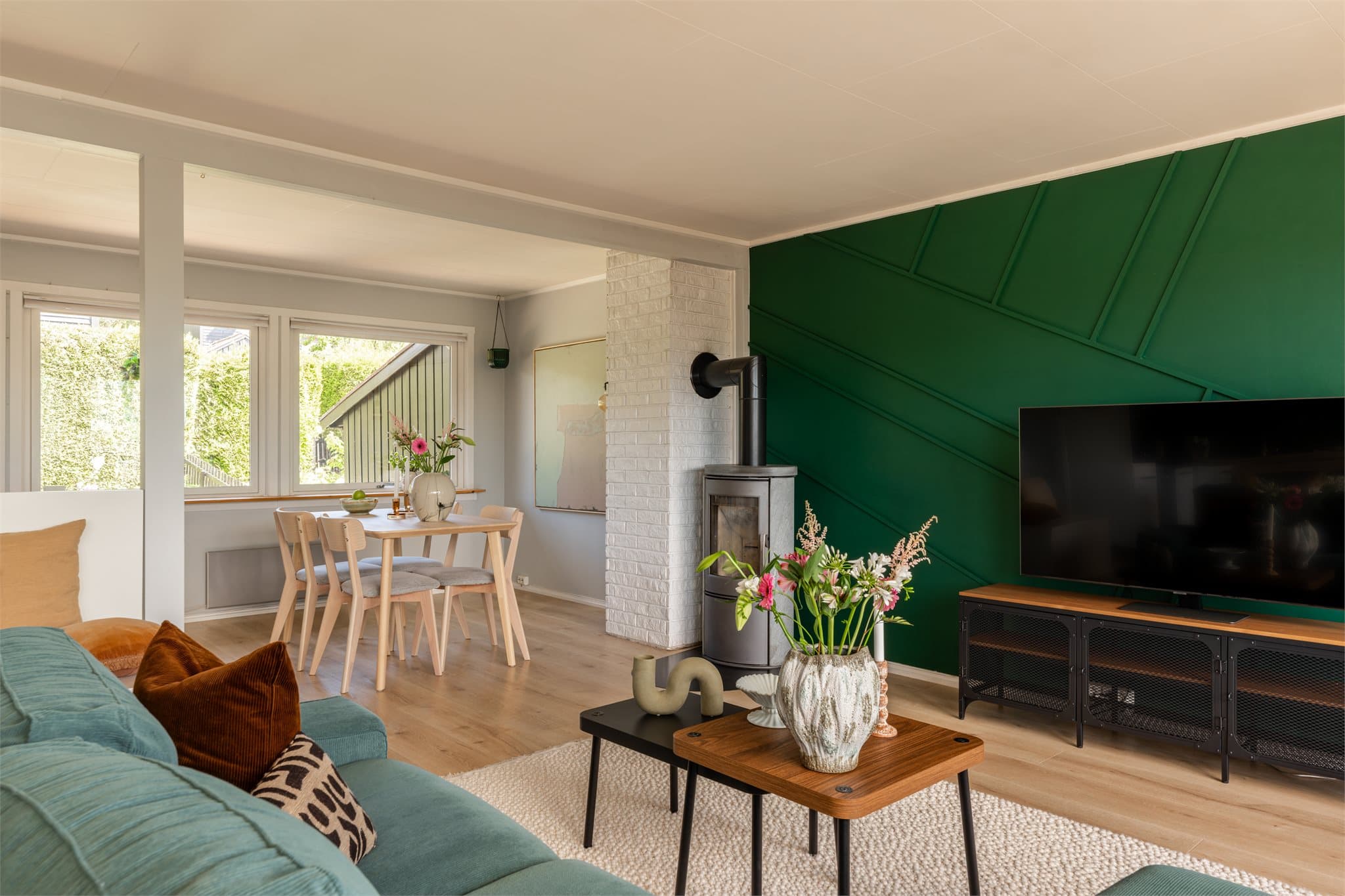 Den moderne peisen, montert i løpet av de siste fem årene, danner et naturlig blikkfang og gir både varme og hygge.