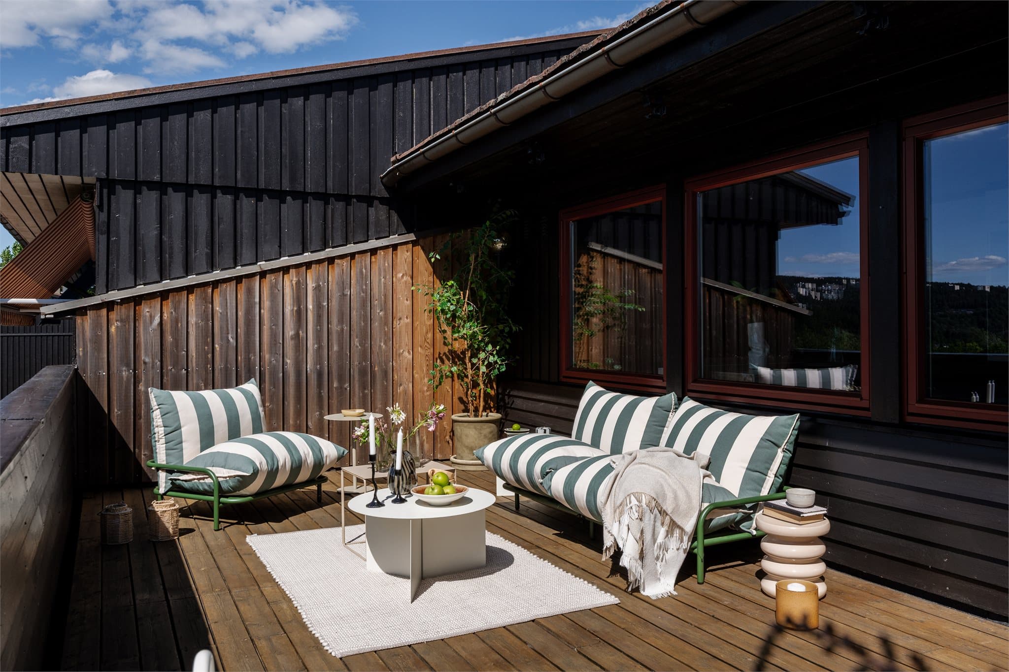 Den romslig terrasse er på ca. 24 m², og er en flott forlengelse av oppholdsrommet i sommerhalvåret.