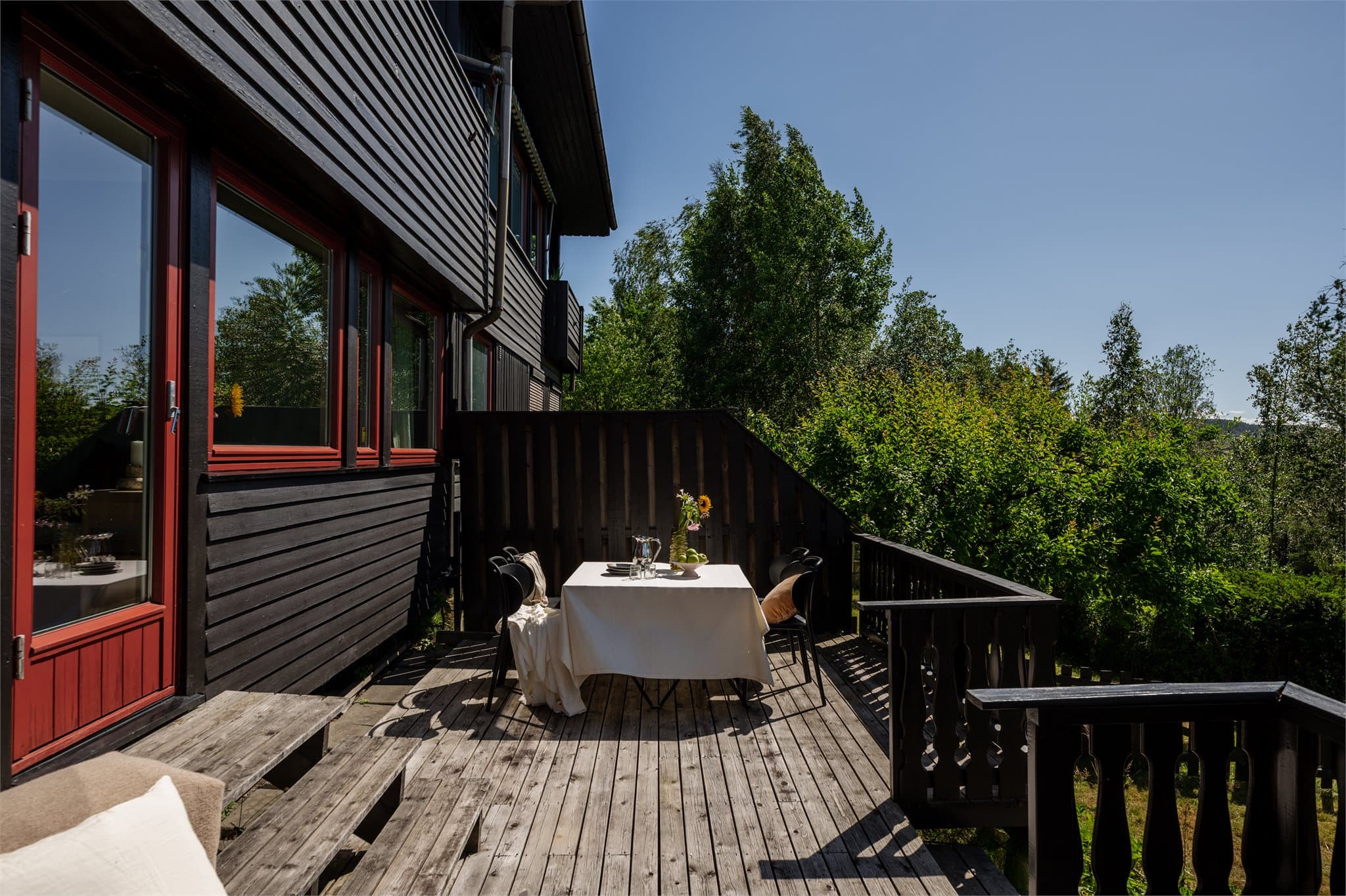Terrassen har en skjermet beliggenhet med le fra to sider, og markiser bidrar til en lun og komfortabel uteplass gjennom store deler av sesongen.