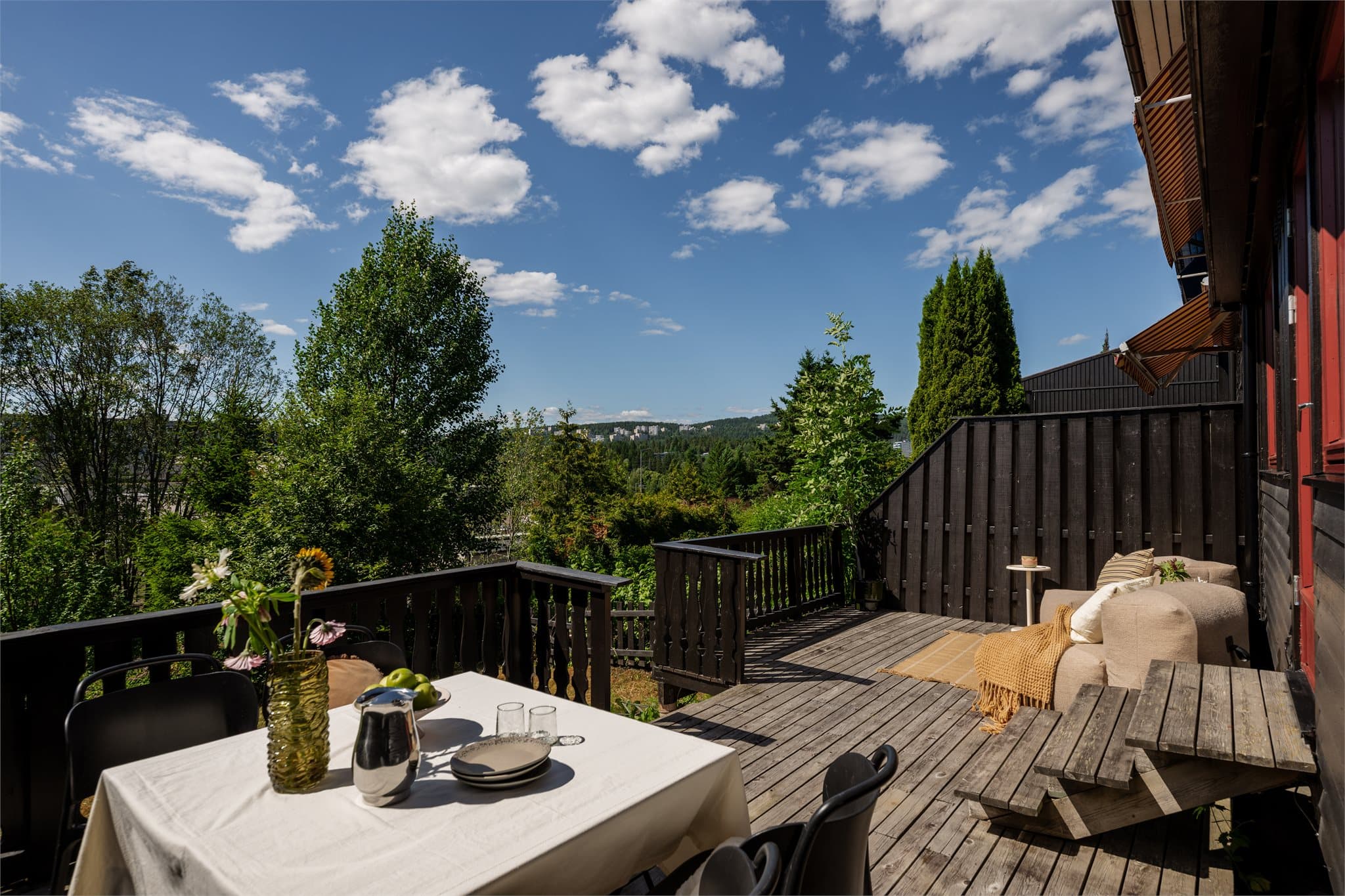 Dette er en romslig terrasse på ca. 25 m². Herfra er det trapp ned til den tilhørende hageparsellen.