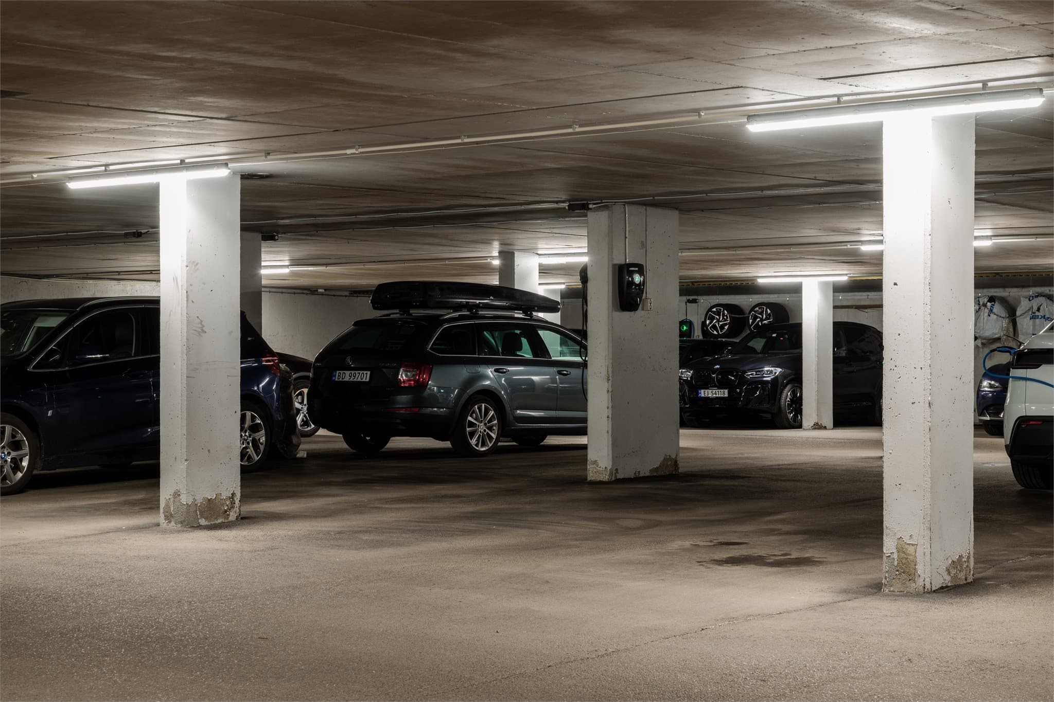 Det medfølger garasjeplass med elbillader i felles anlegg.