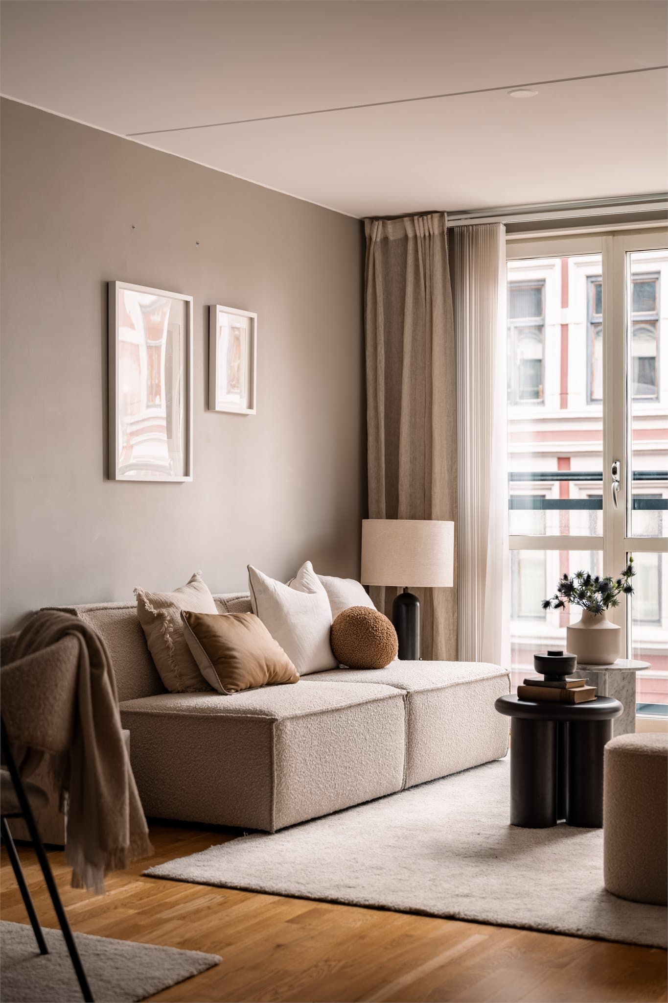 Rikelig med dagslys fra store vindusflater og vegger malt i moderne, tidløse nyanser.