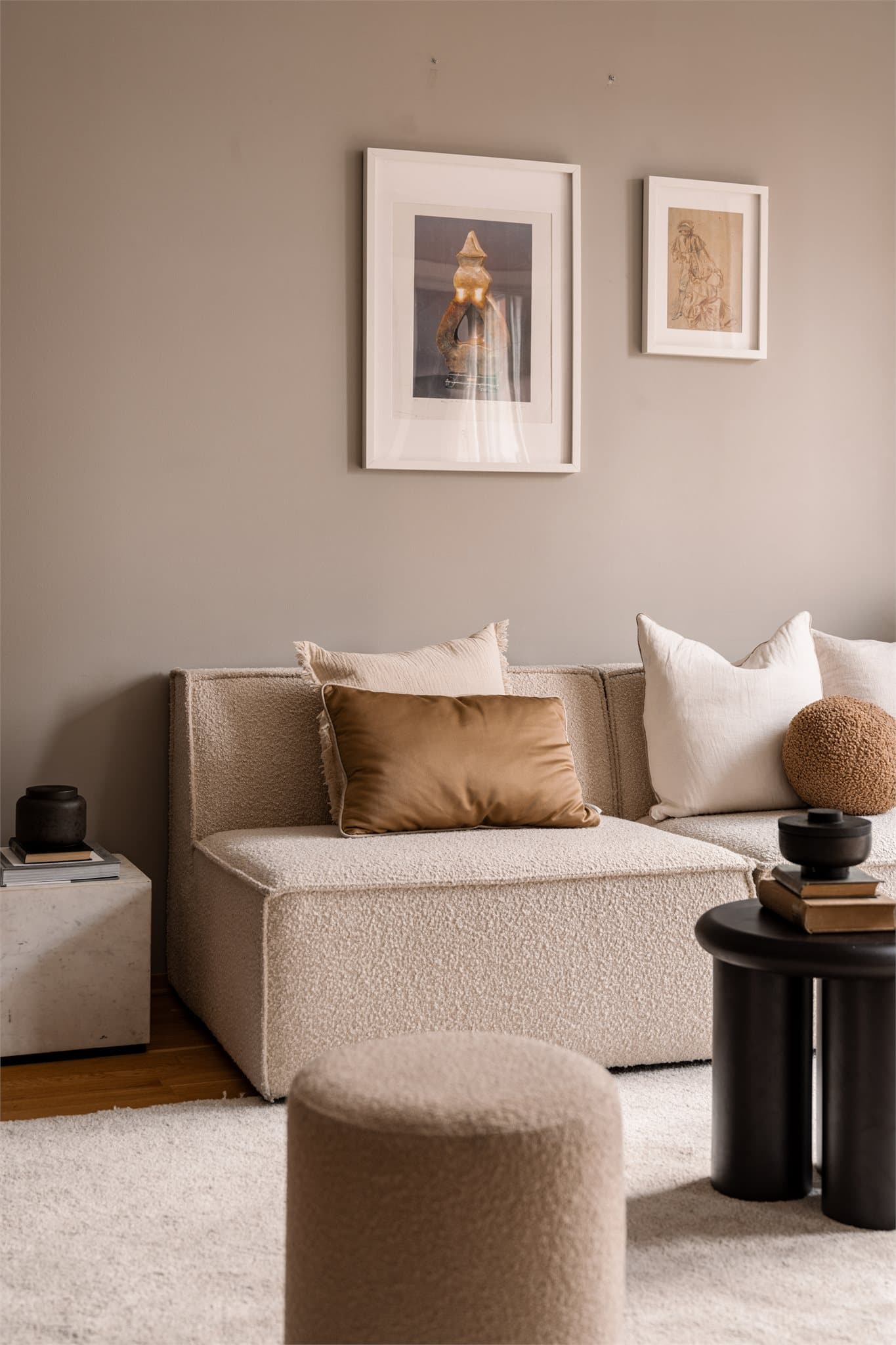 Leiligheten har flere naturlige soner for sosialisering i oppholdsrommet.