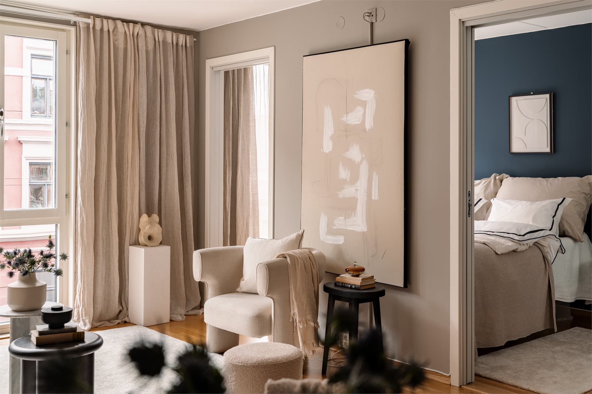 Gulvet er belagt med parkett, som er gjennomgående i hele leiligheten utenom bad. Himlingshøyde: ca. 2,40 meter.