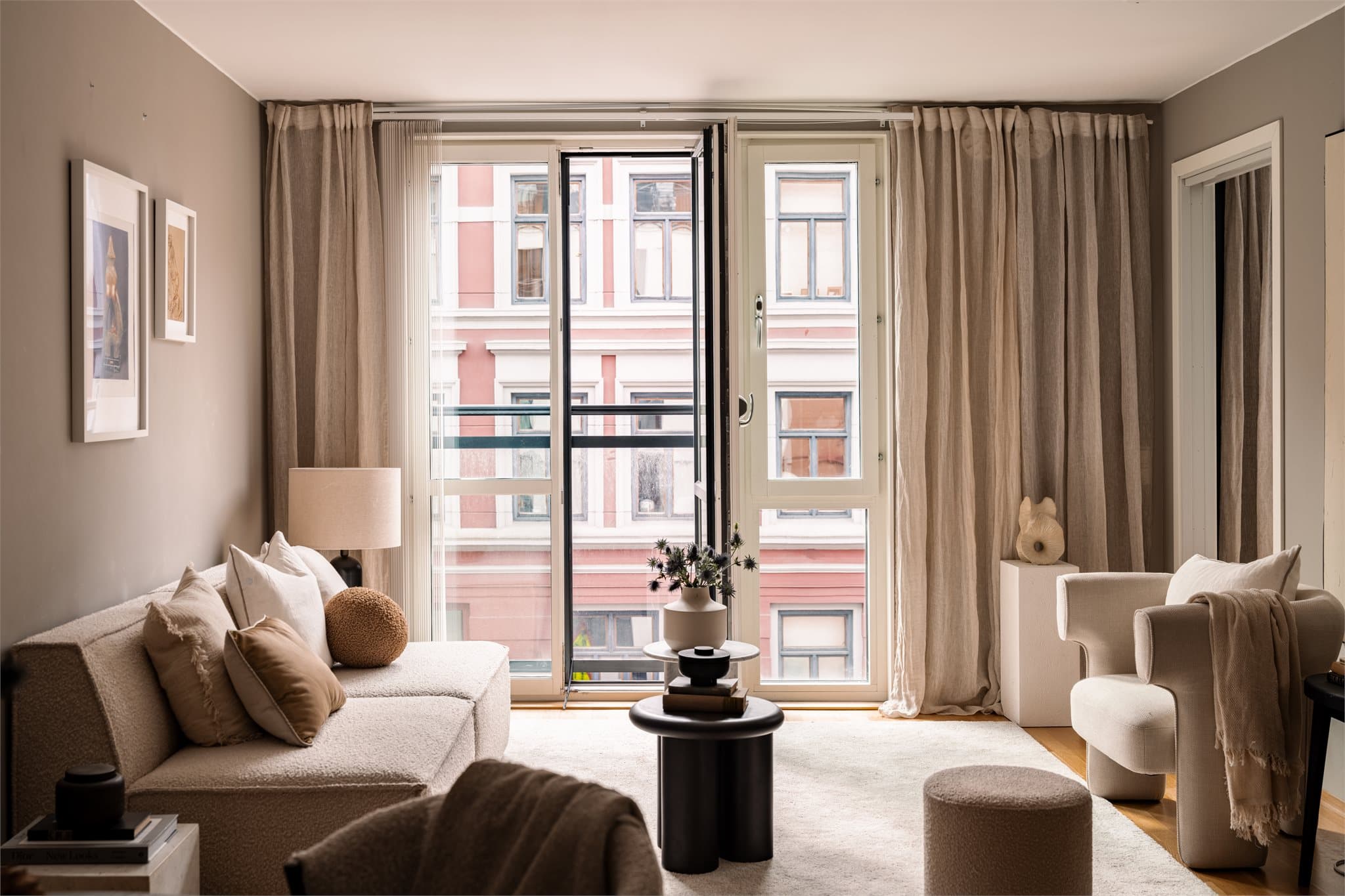 Her har du flotte franske vinduer fra tak til gulv som skaper et åpent og luftig inntrykk.