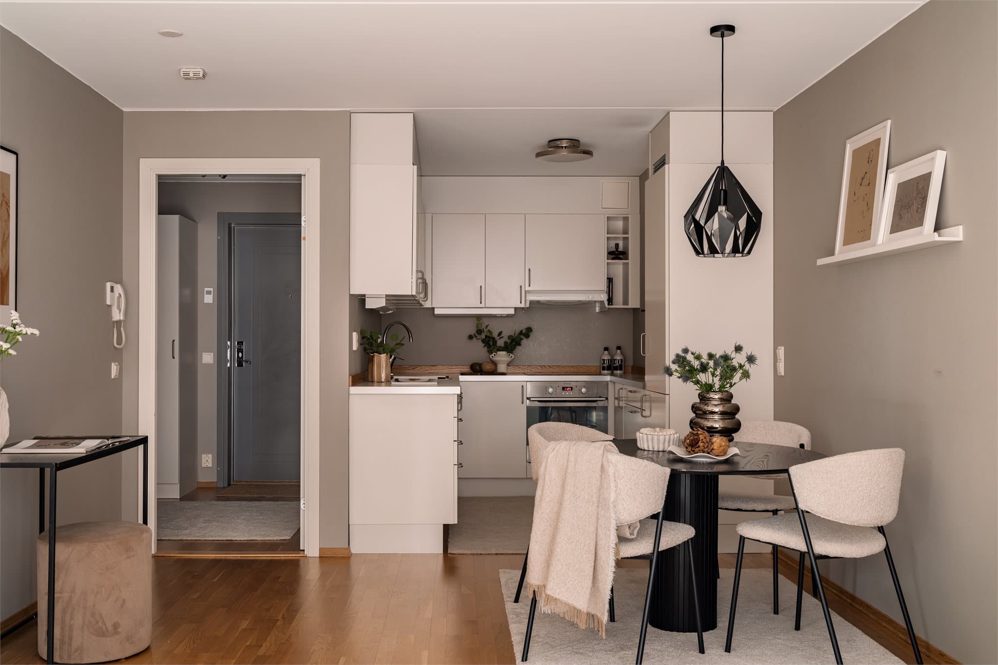 Åpen stue- og kjøkkenløsning som utgjør et lyst og luftig allrom.