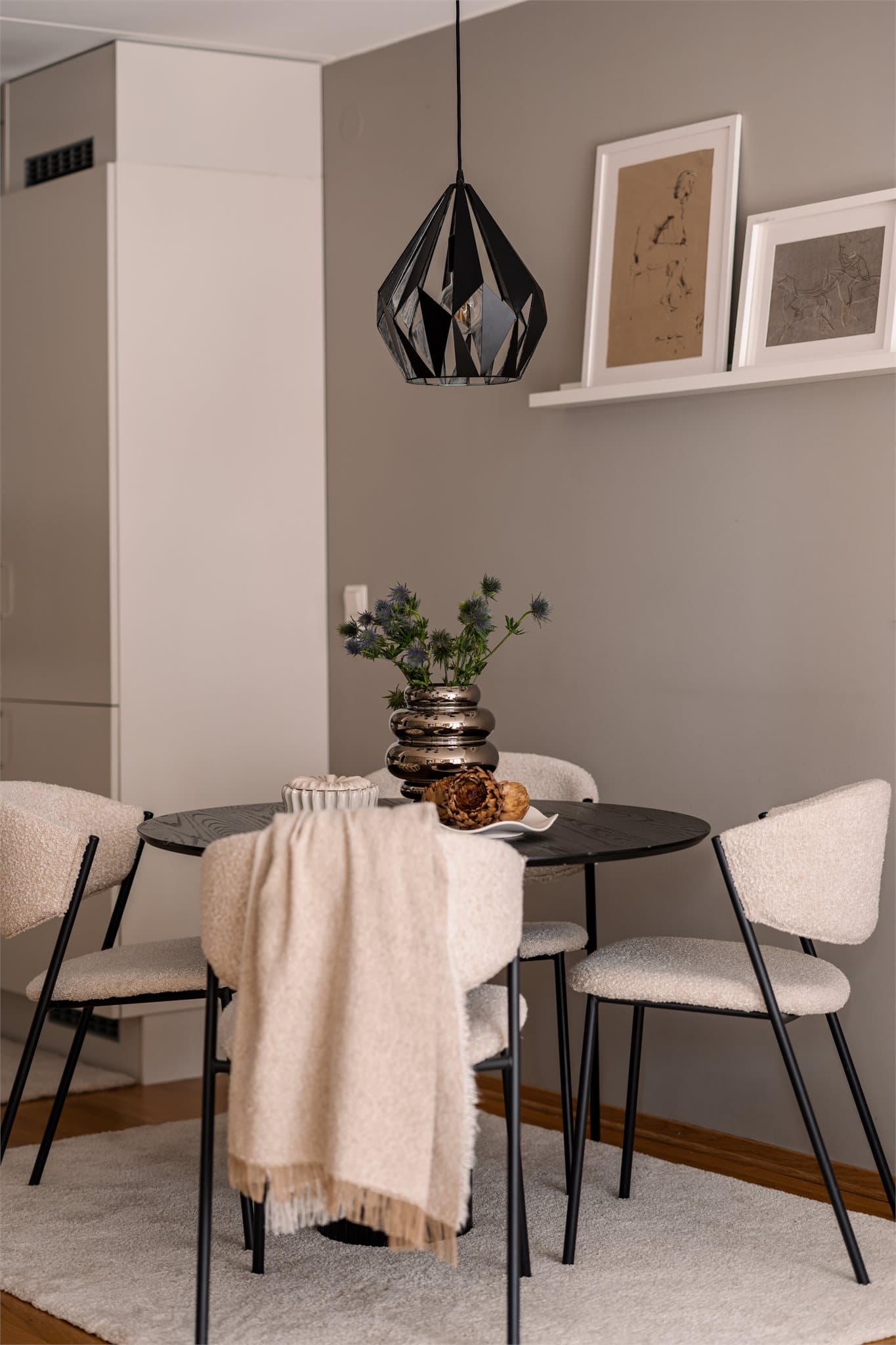 Ved kjøkkenet er det god plass til spisegruppe for hyggelig sosialisering.