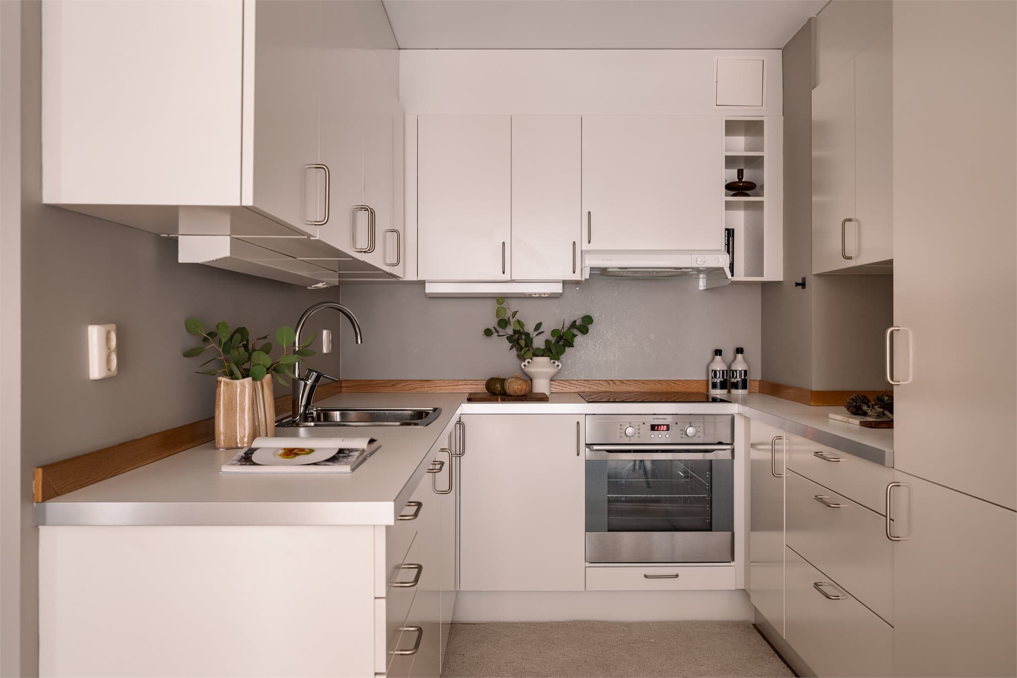 Her har du gode oppbevaringsmuligheter og integrerte hvitevarer: platetopp, stekeovn, oppvaskmaskin og kjøleskap med fryser.
