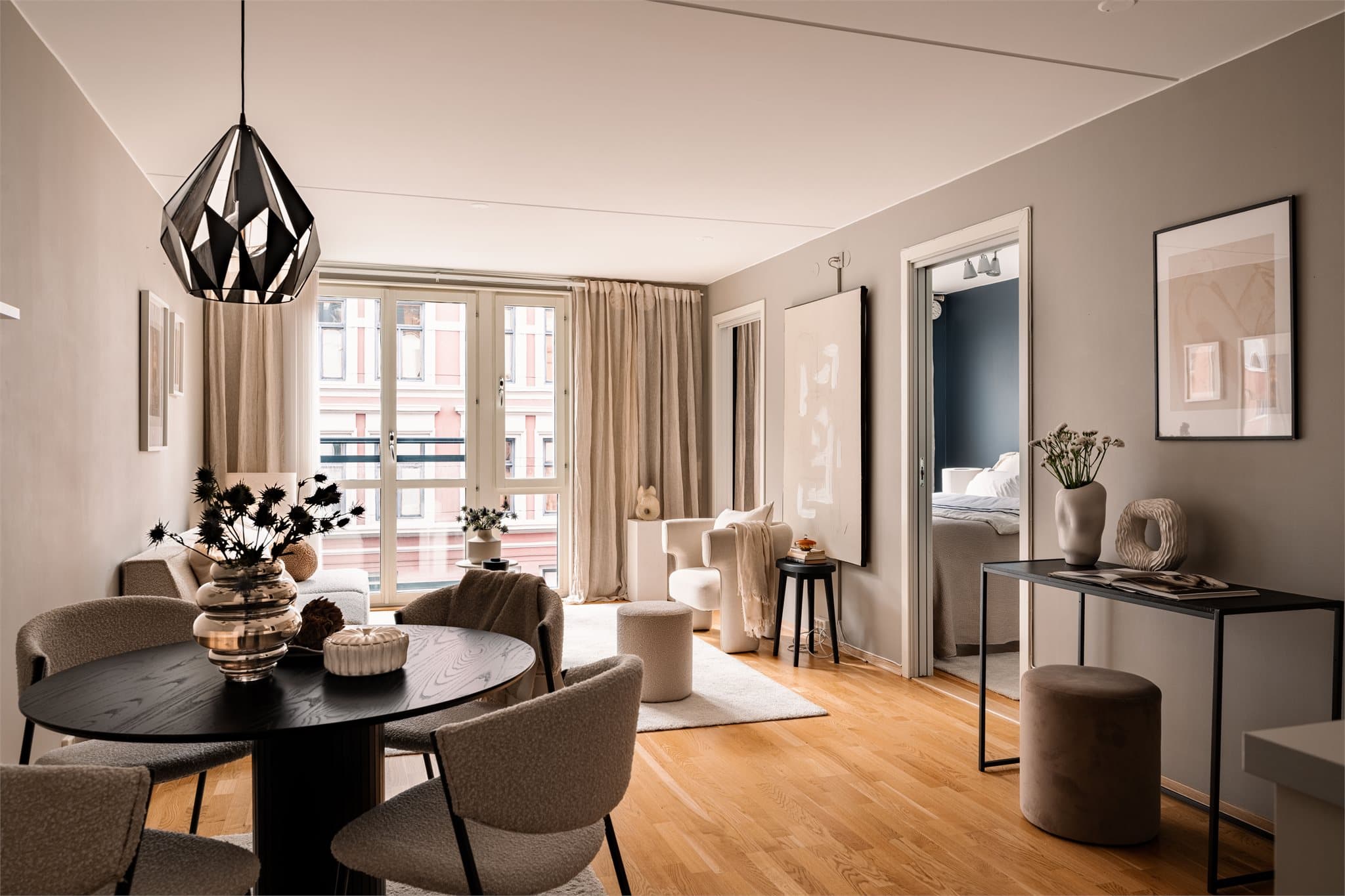 Moderne 2-roms med åpen planløsning, franske vinduer og svært sentral beliggenhet.