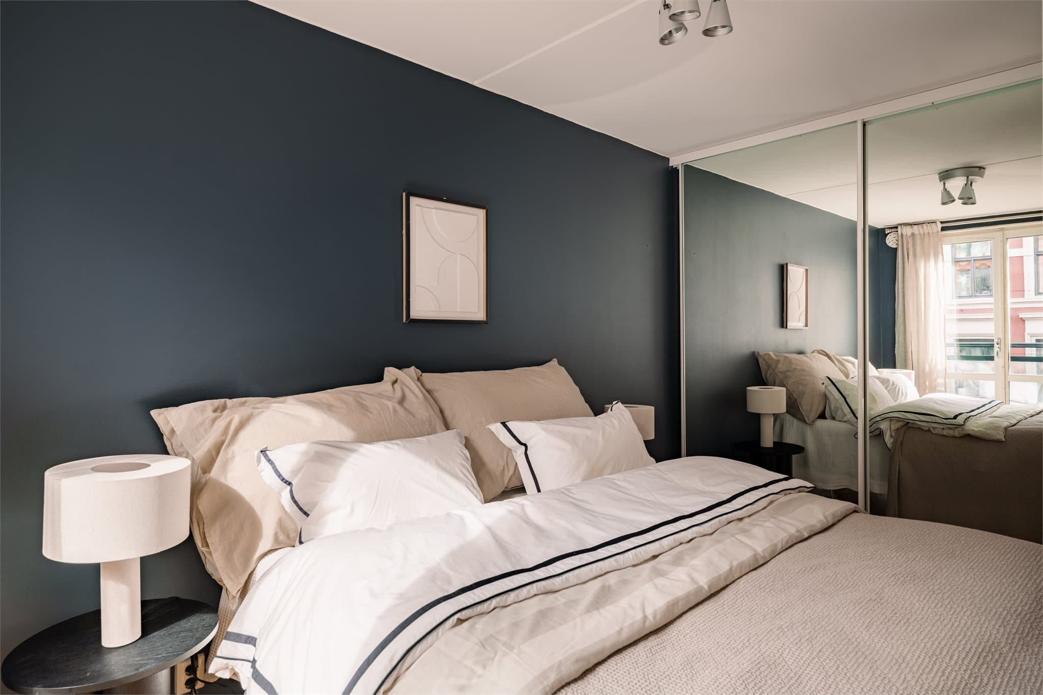 Stort og lunt soverom med god plass til dobbeltseng, ønsket nattbordsløsning samt stor skyvedørsgarderobe.