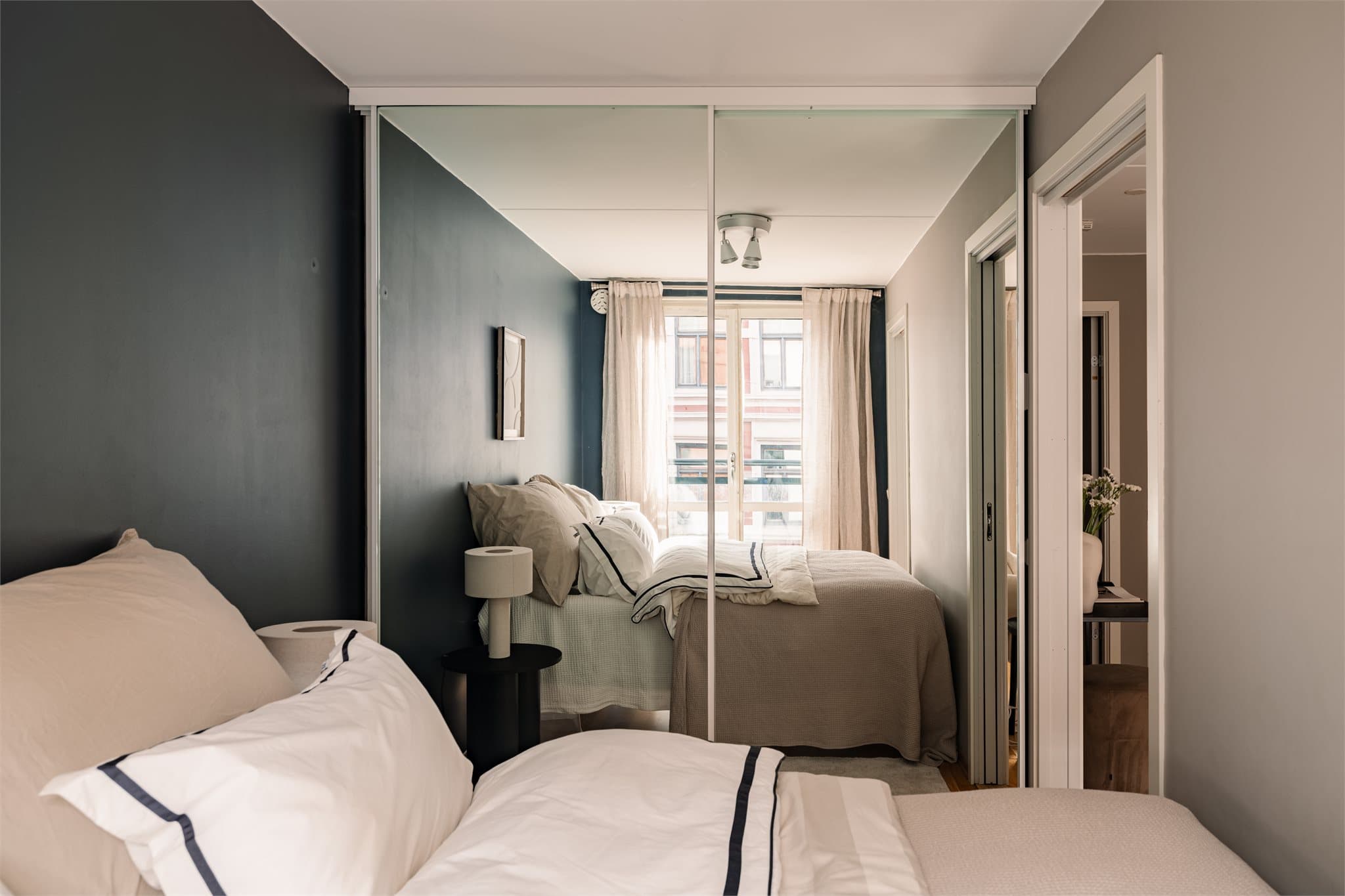 Også på soverommet har du lekre franske vinduer som kan åpnes helt ned til gulv, og gir soverommet et herlig forlengelsesinntrykk.