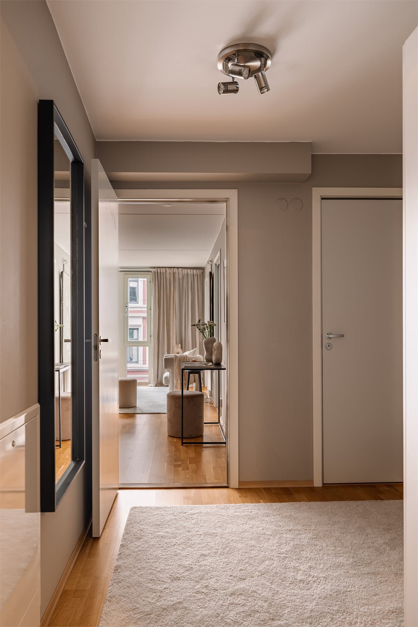 Romslig entré med gode oppbevaringsmuligheter og parkett på gulv.