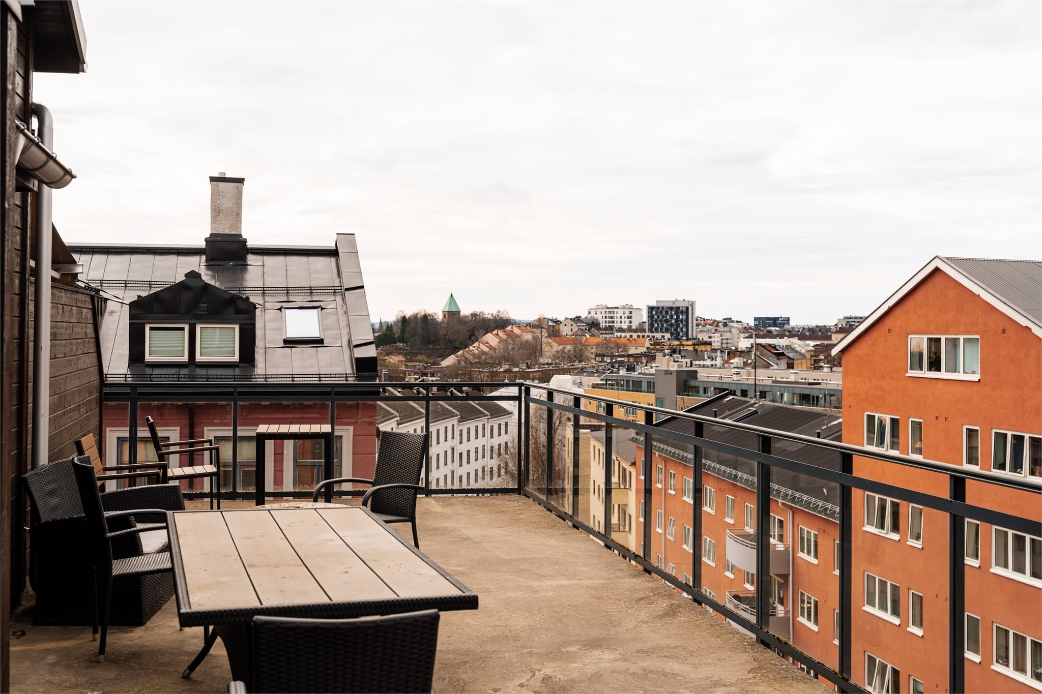 Beboerne disponerer to felles takterrasser med flotte solforhold på sommerhalvåret.
