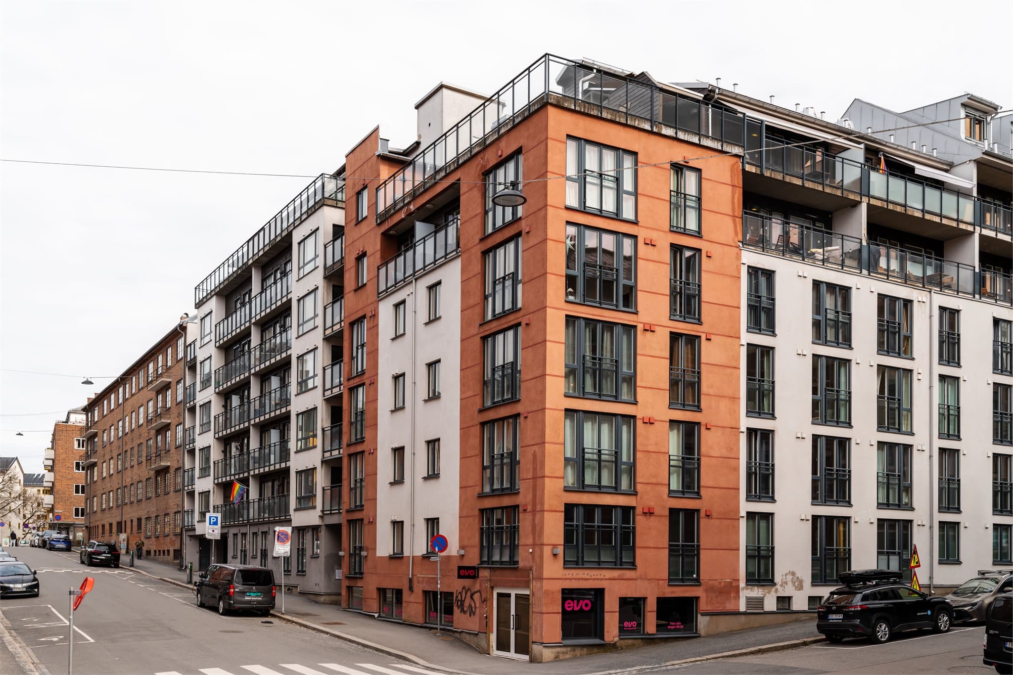 Fasadebilde. Bygget ligger rett ved attraktive Iladalen og har ellers kort gangavstand til gode kollektivforbindelser, dagligvare og øvrige servicetilbud.