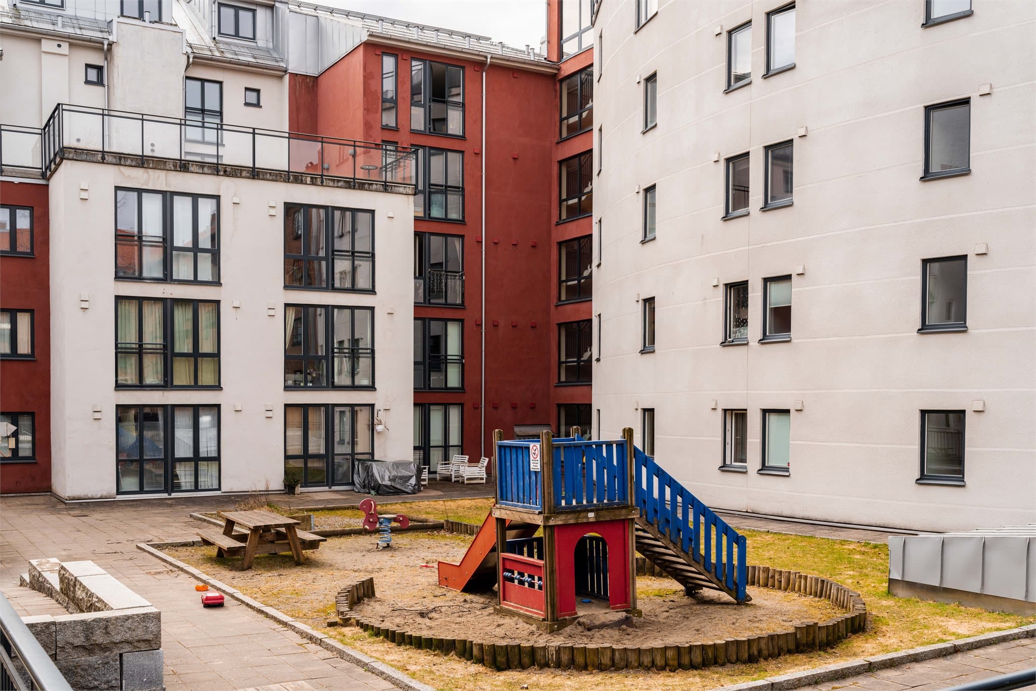 Hyggelig og rolig bakgård.