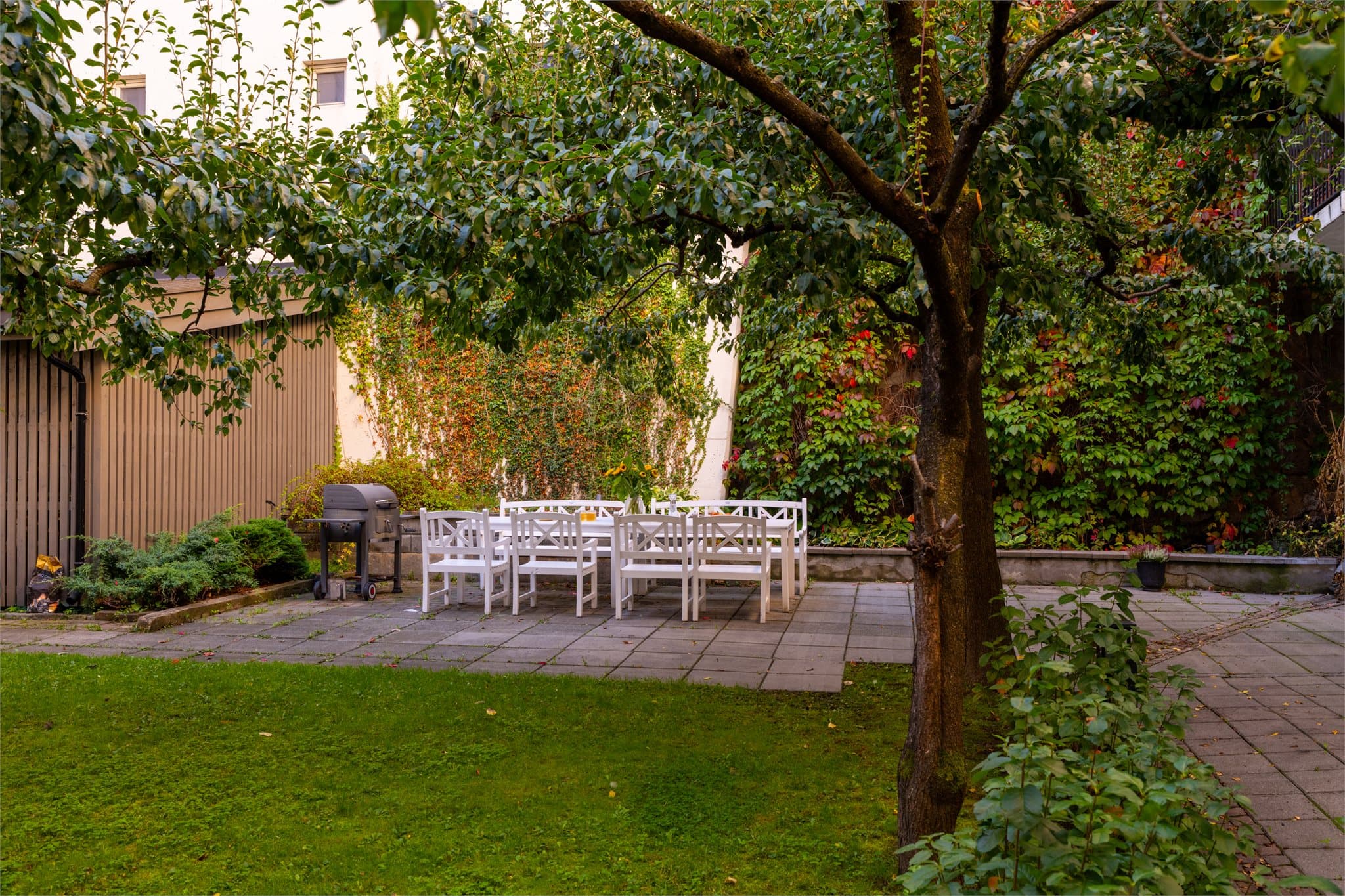 En felles sittegruppe og grill er tilgjengelig for sosiale sammenkomster.