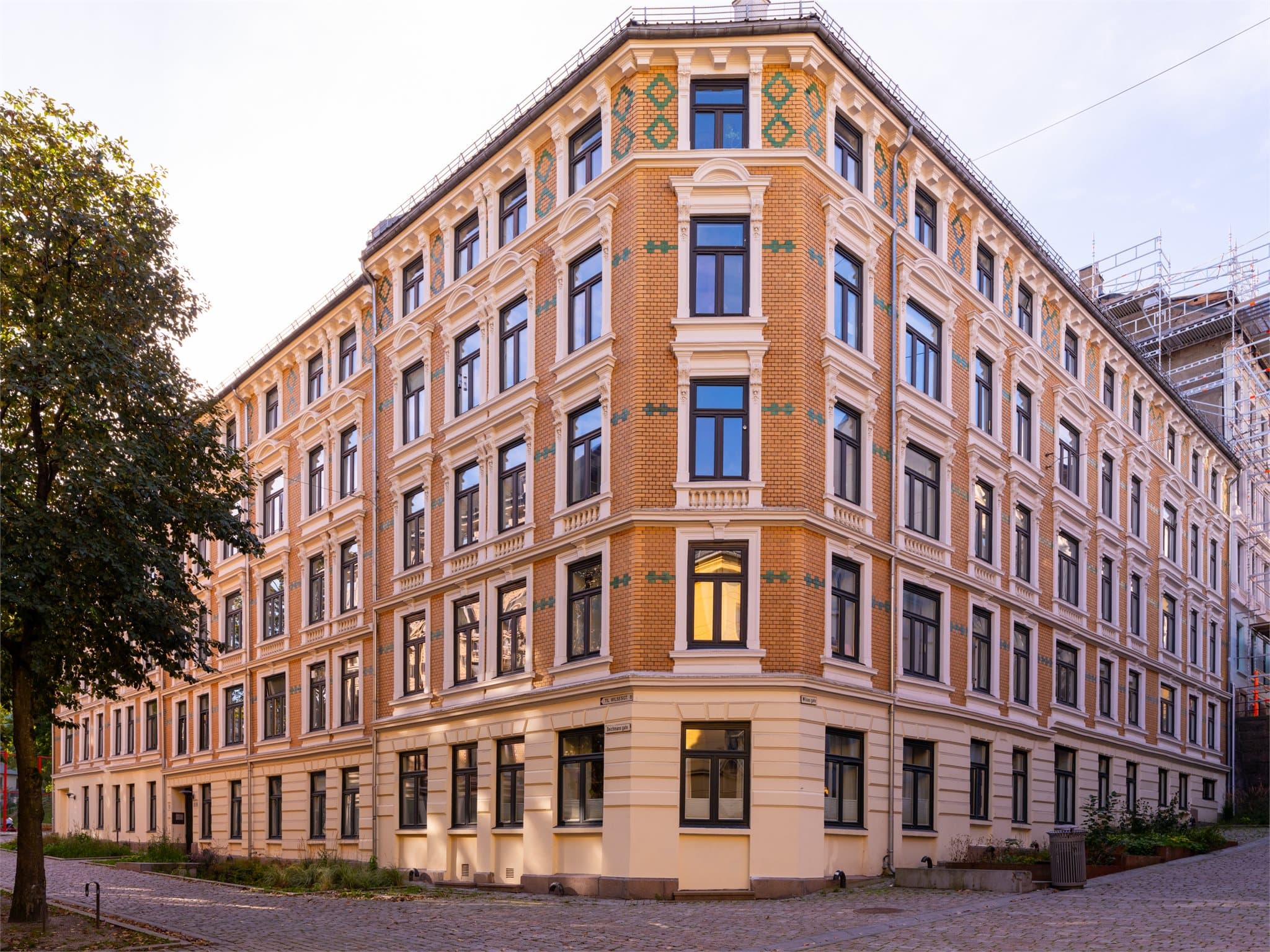 Fra Wilses gate er det en kort spasertur til Akerselva og et yrende byliv.