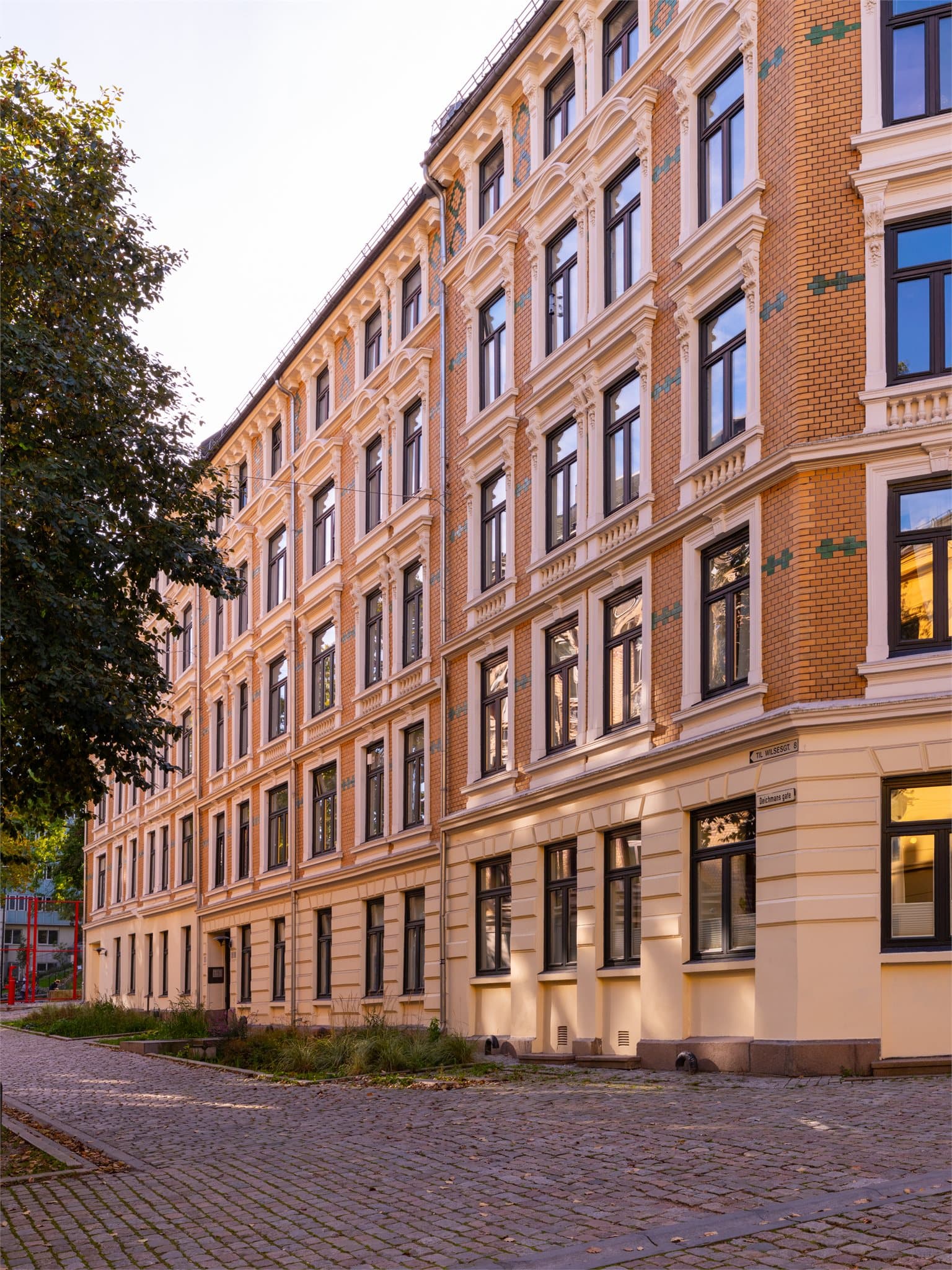 Her bor du meget attraktivt og sentralt i en pent opparbeidet miljøgate på Fredensborg.