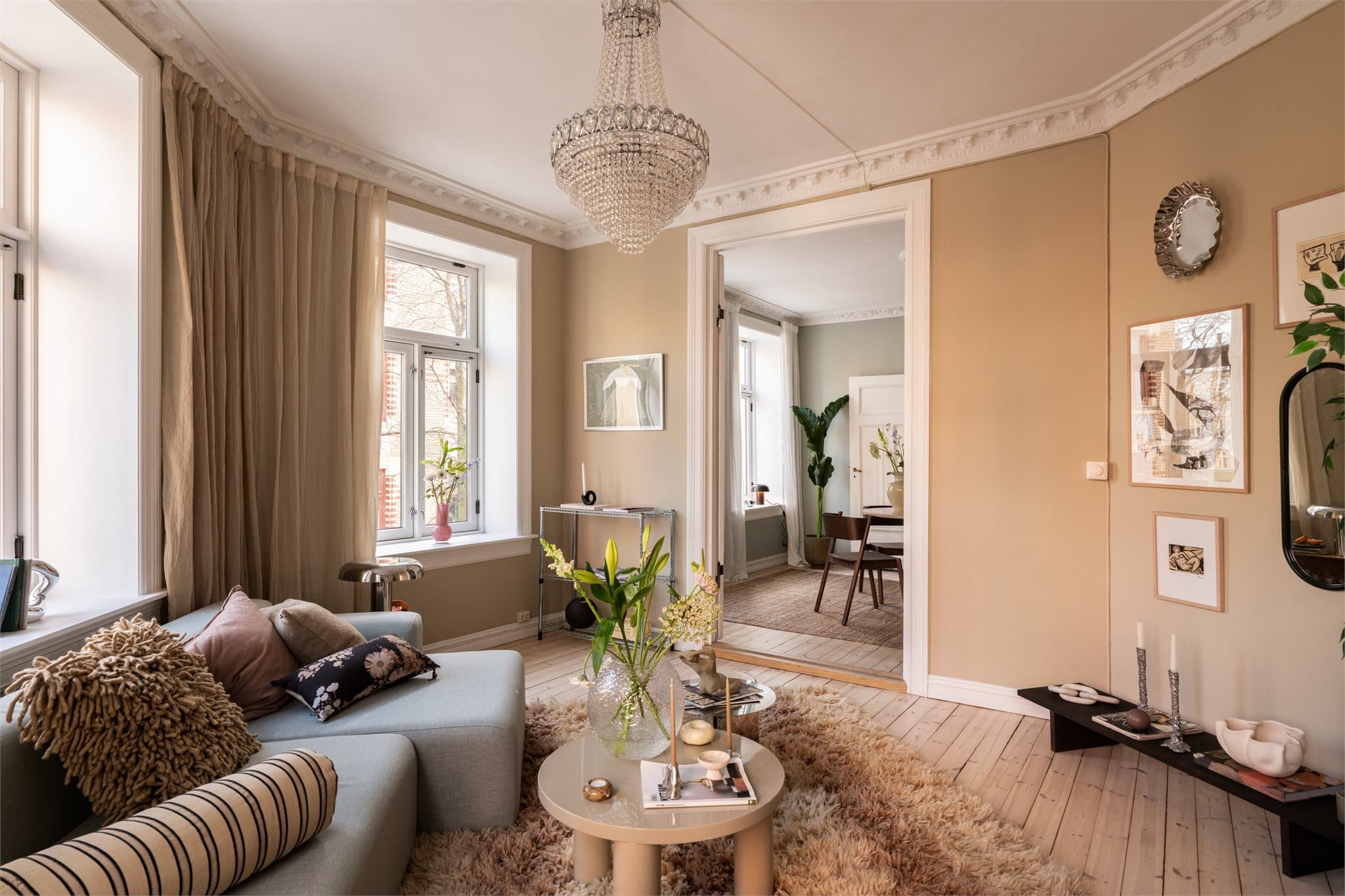 Romslige oppholdsrom med flere gode innredningsmuligheter.