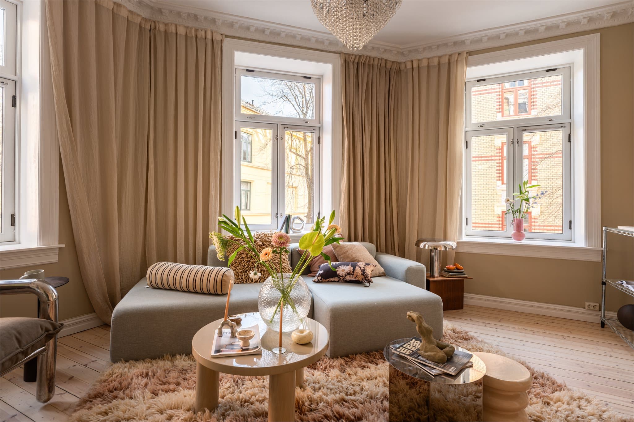 Store vindusflater med dype karmer slipper inn rikelig med dagslys.