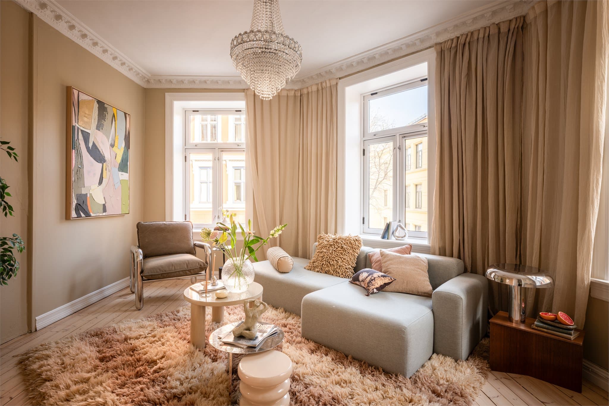 De klassiske detaljene og den generøse takhøyden er gjennomgående.