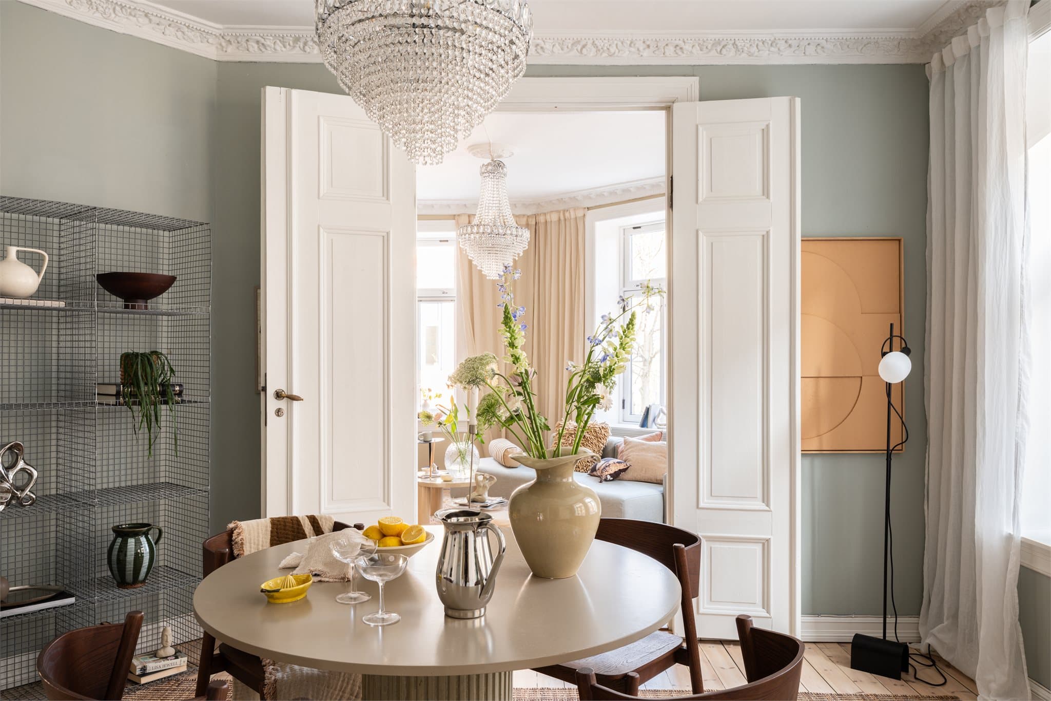 Fløydører mellom stuene skaper en åpen og sosial atmosfære.