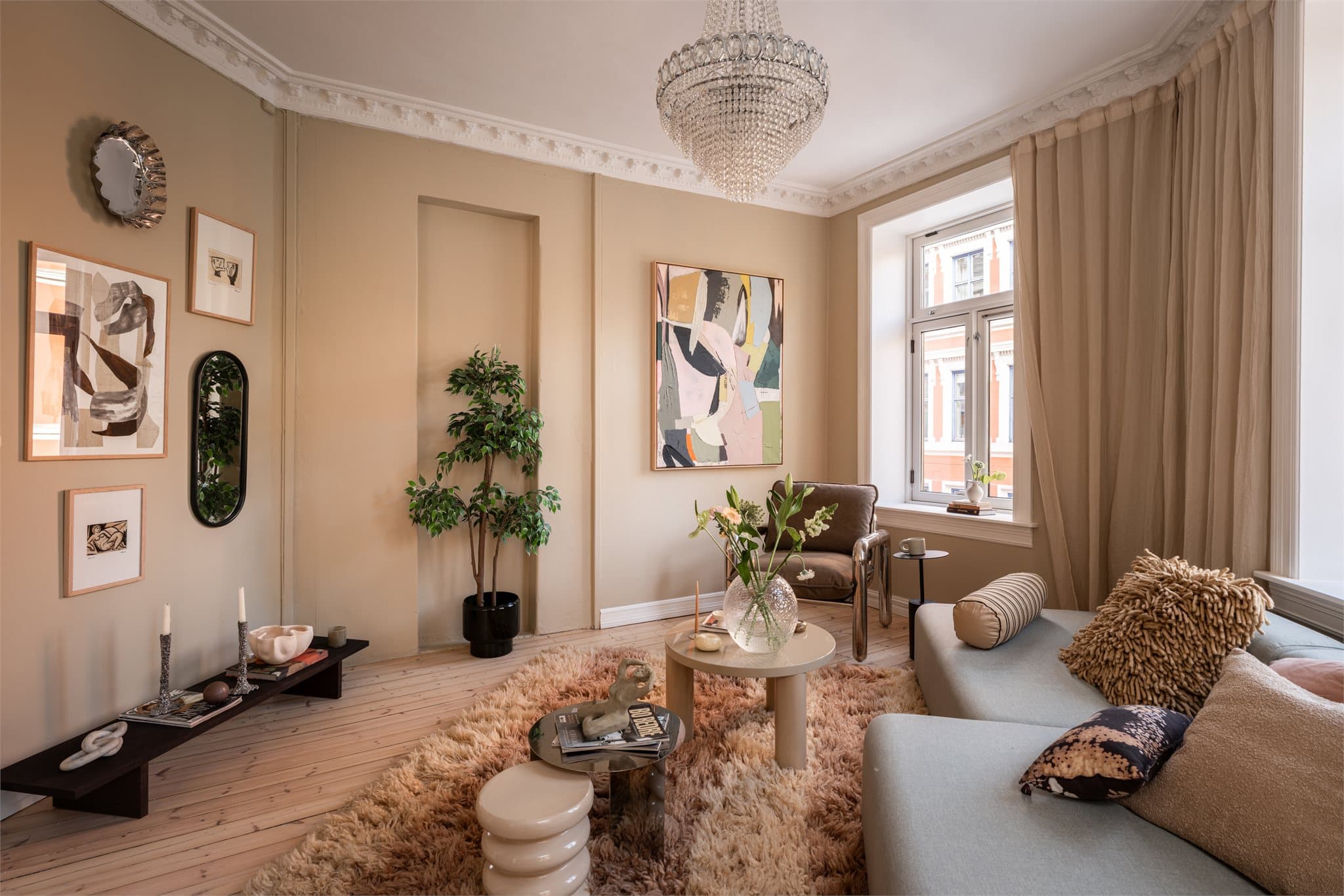 Den gjennomgående planløsningen gir en luftig romfølelse.