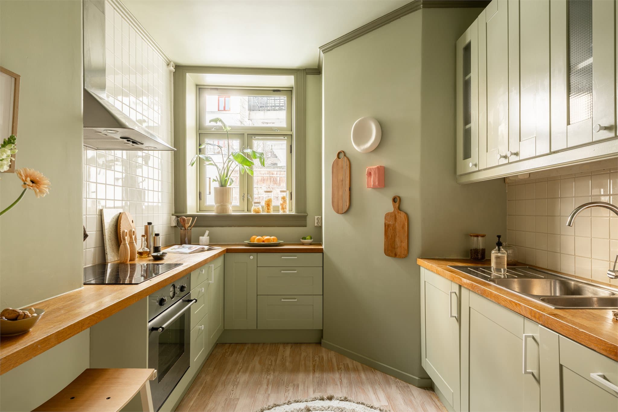 Leilighetens separate kjøkken er praktisk innredet med god benke- og skapplass.