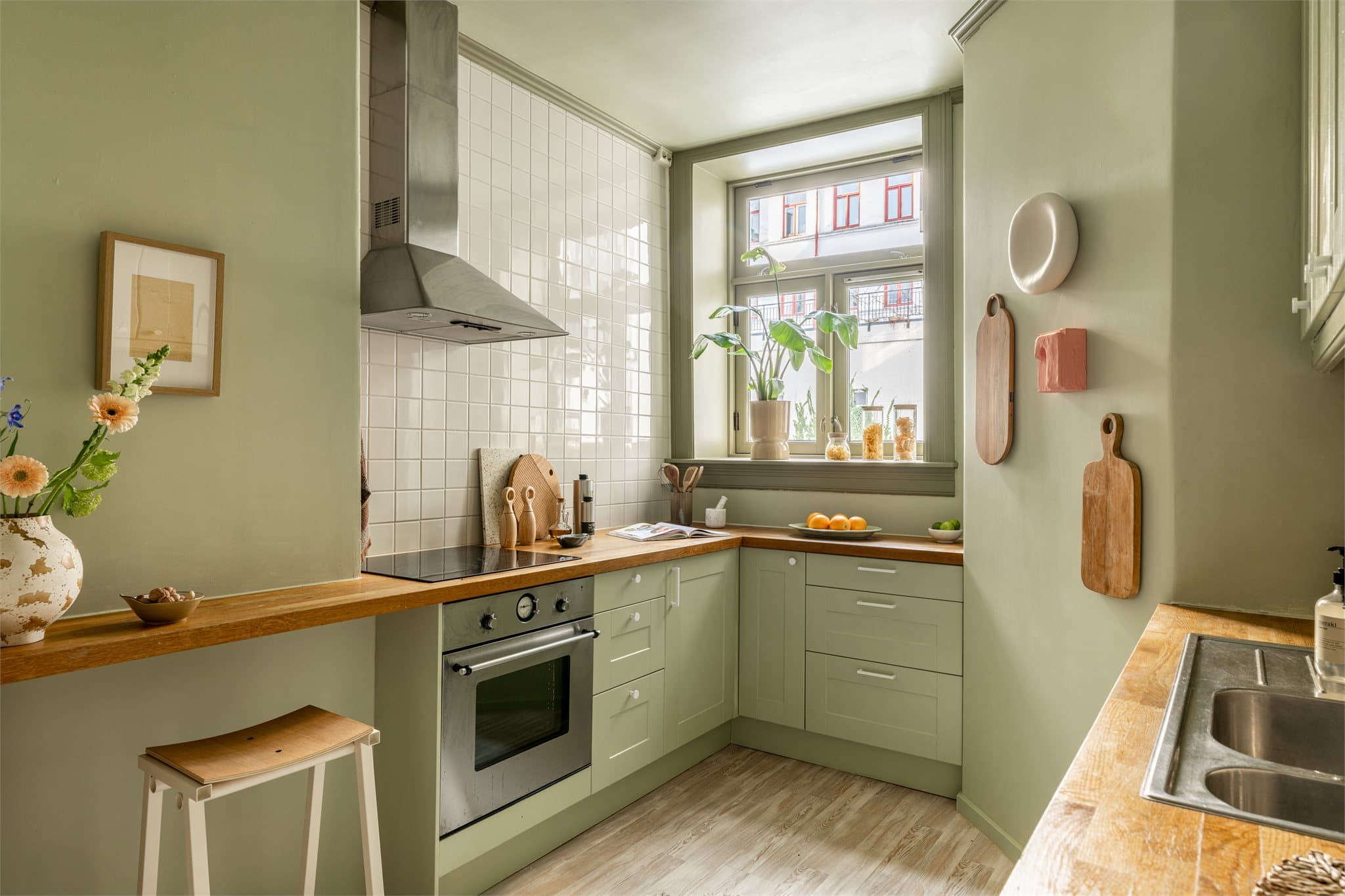 Kjøkkenet har integrerte hvitevarer som stekeovn og keramisk platetopp.