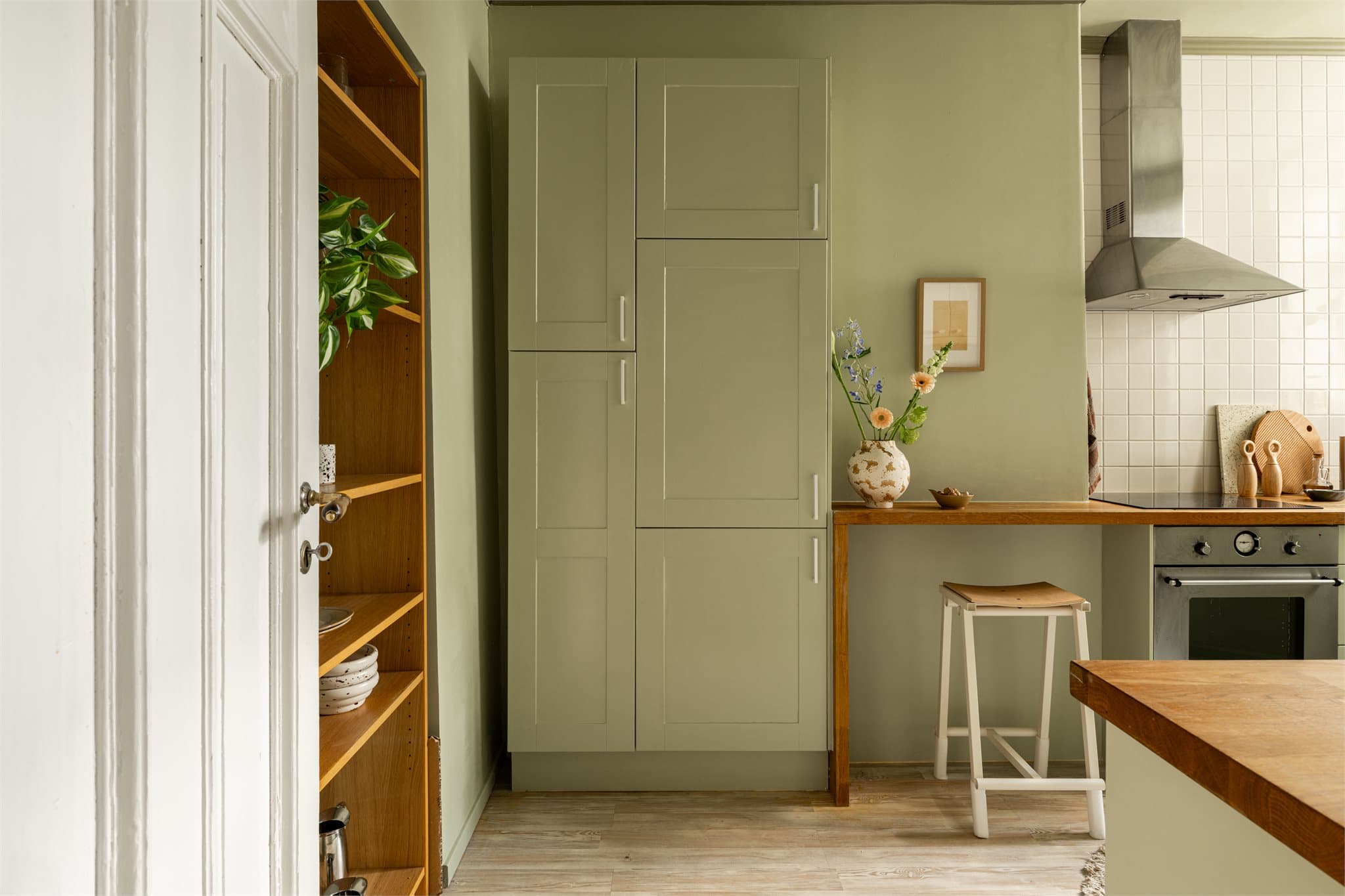 Høyskapet gir utmerket oppbevaringsplass og utnytter takhøyden godt.