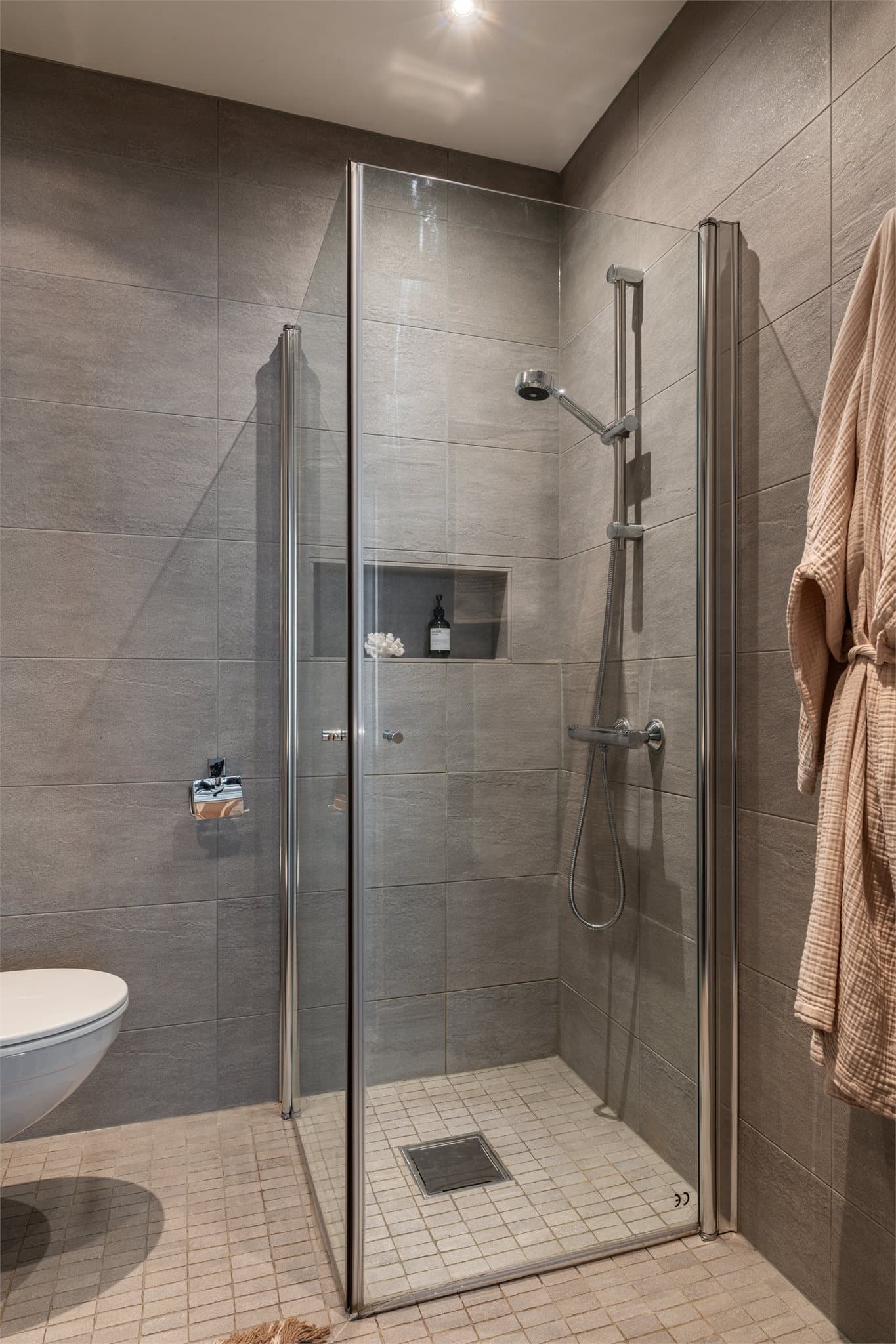 Dusjnisje med innfellbare glassdører.