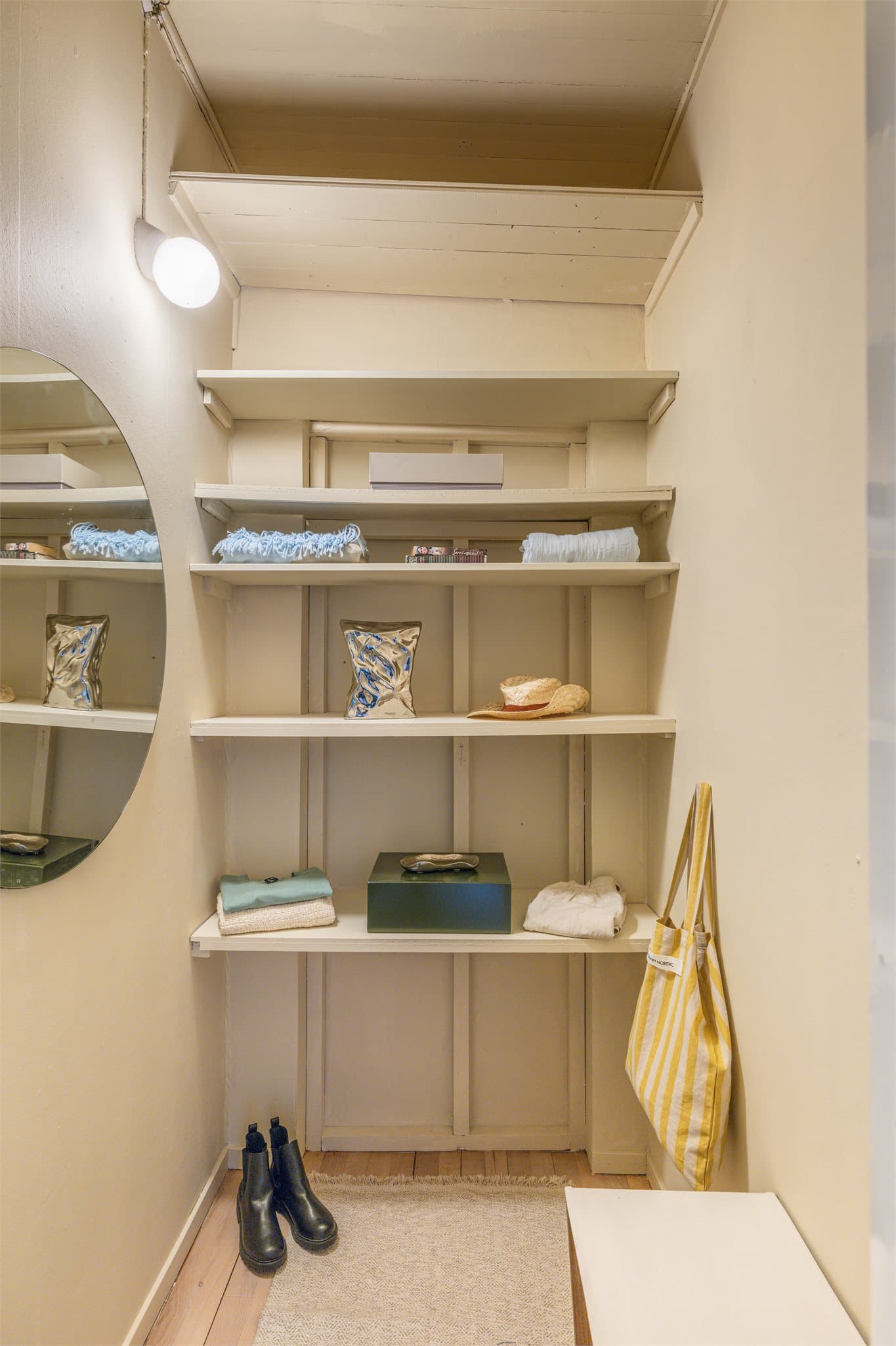 Leiligheten har en praktisk innvendig bod og disponerer to eksterne boder: en i kjelleren og en på loftet.