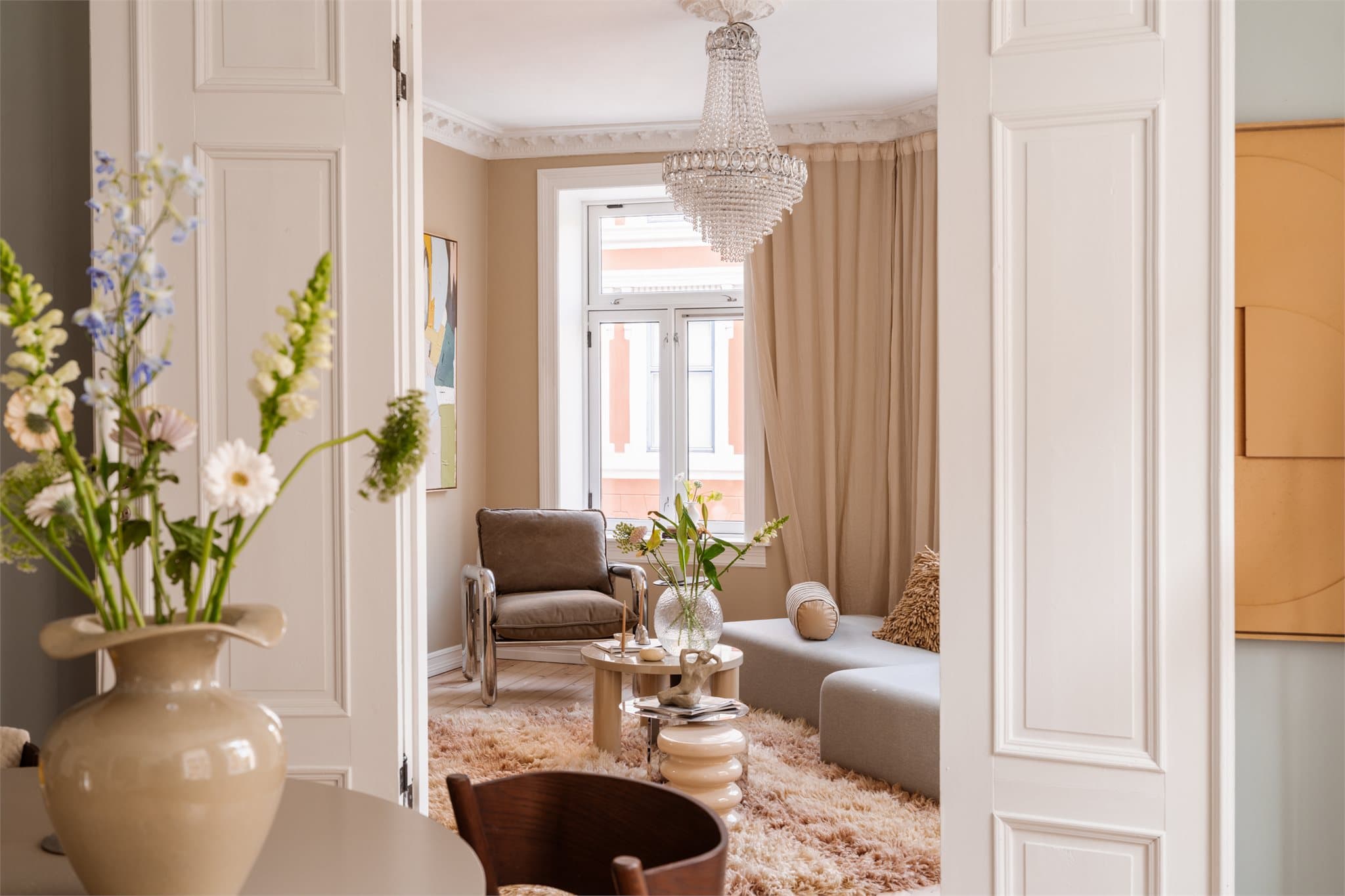 Fløydøren skiller oppholdsrommene.