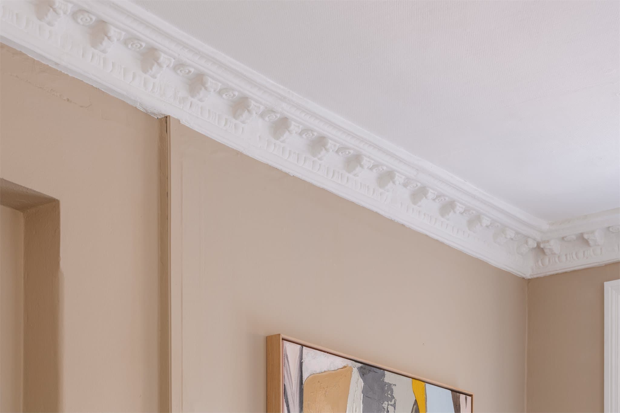 Detaljer som stukkatur i taket er godt bevart.