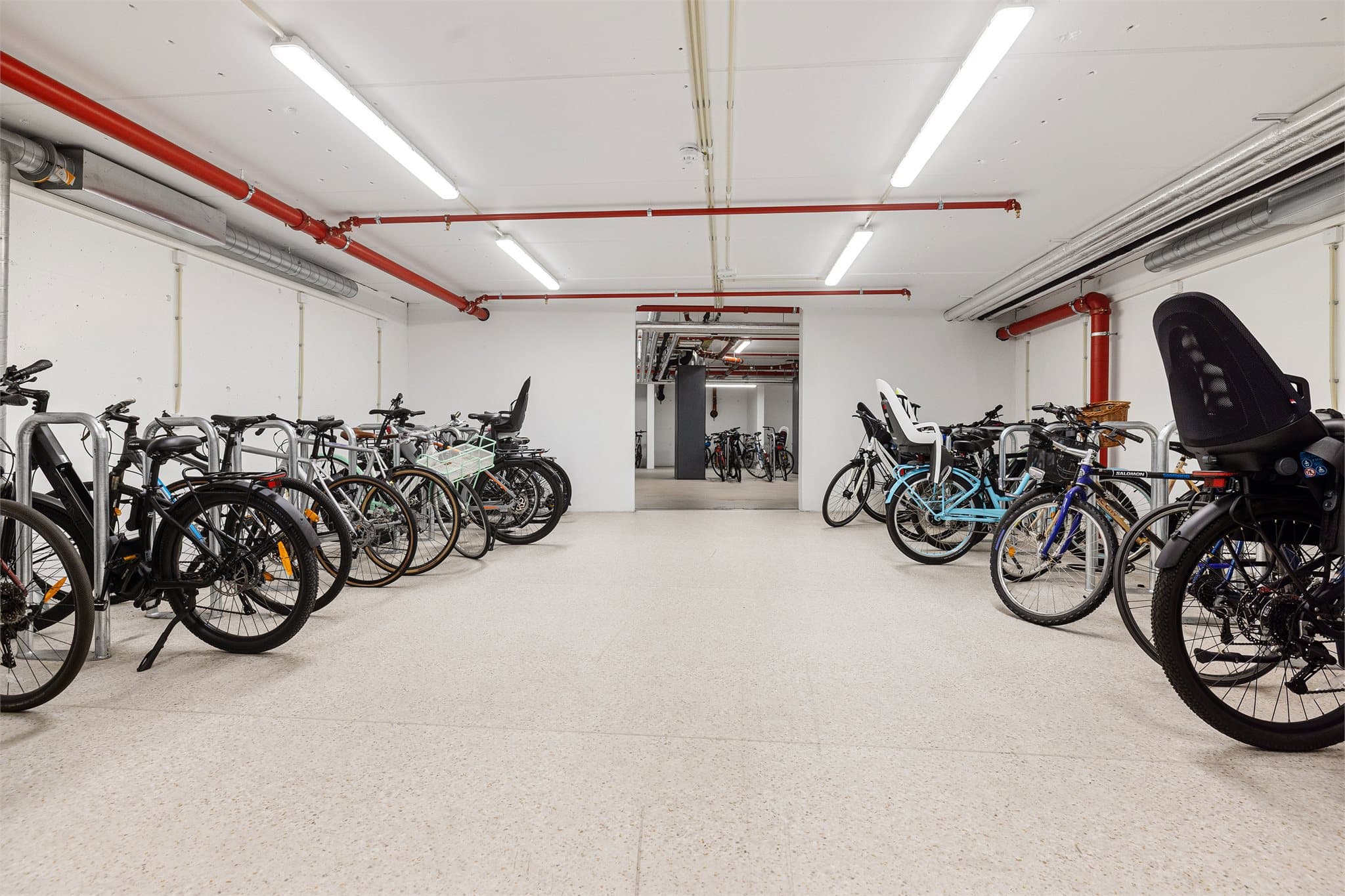 Felles sykkelparkering i kjelleren.