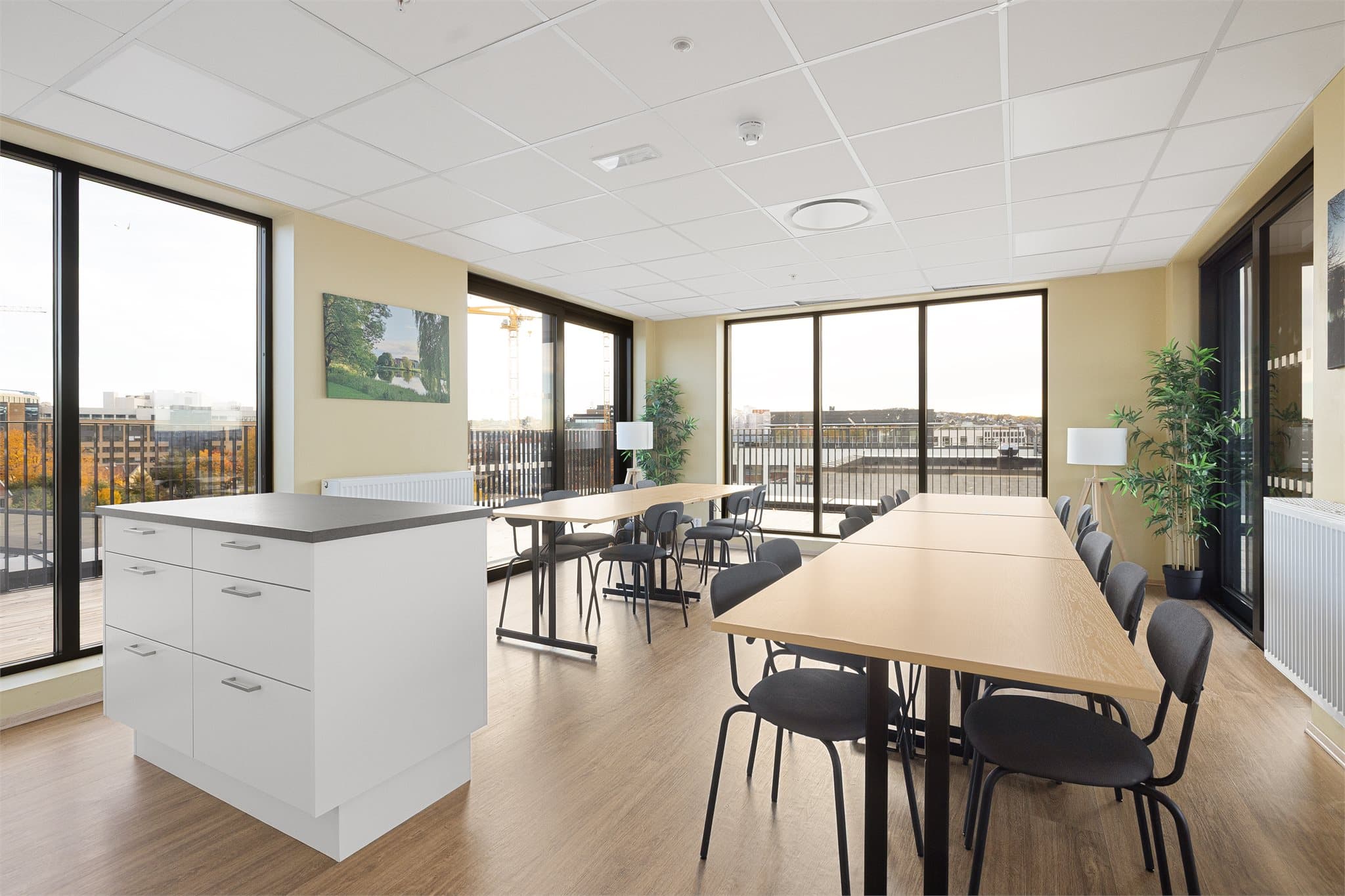 Det ene lokalet ligger oppe på takterrassen og byr på kjøkken, toalett og sittegrupper både inne- og utendørs.