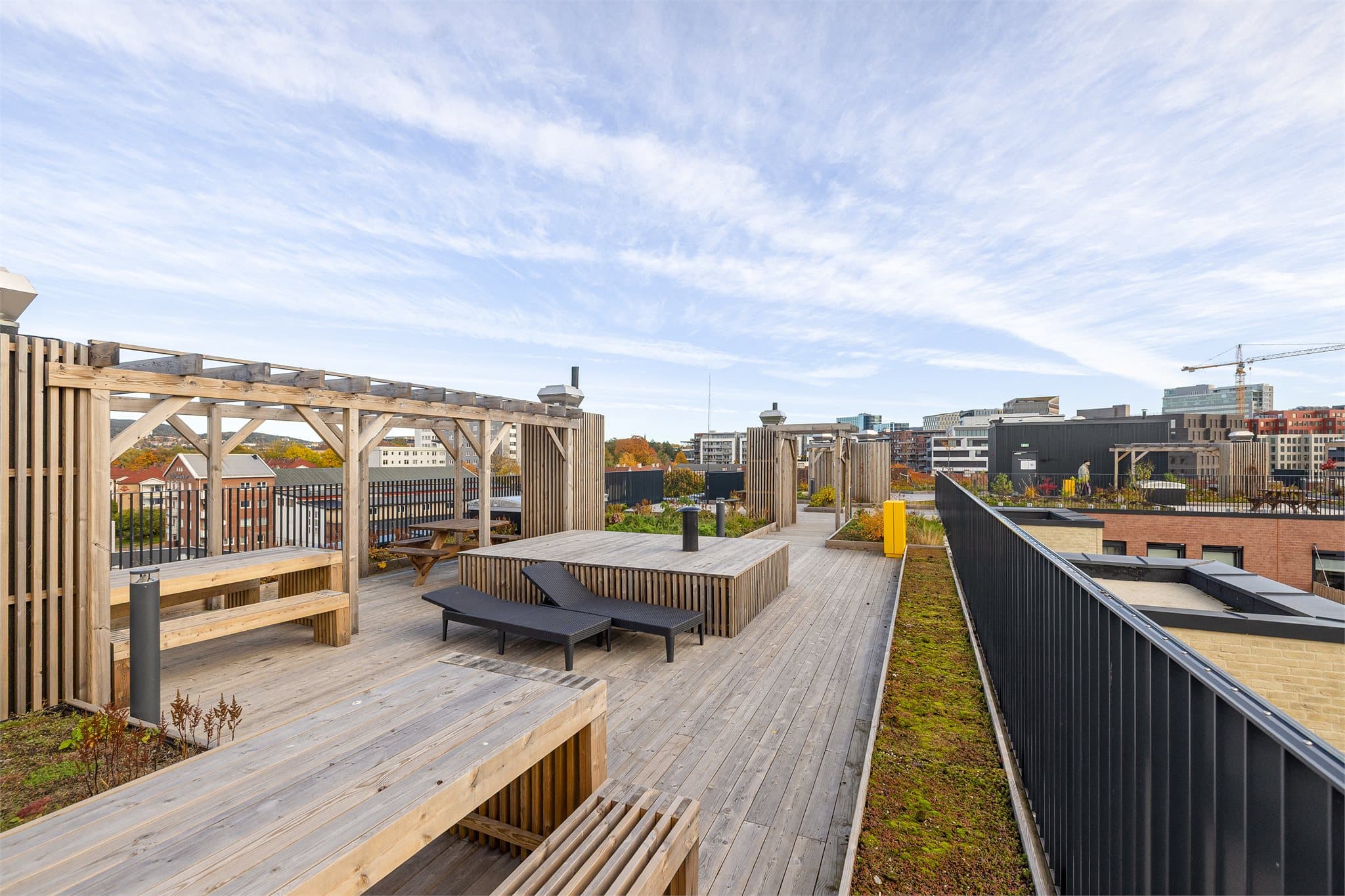 Her finner dere flere solsenger, sittegrupper og 1000 kvm med boltreplass.