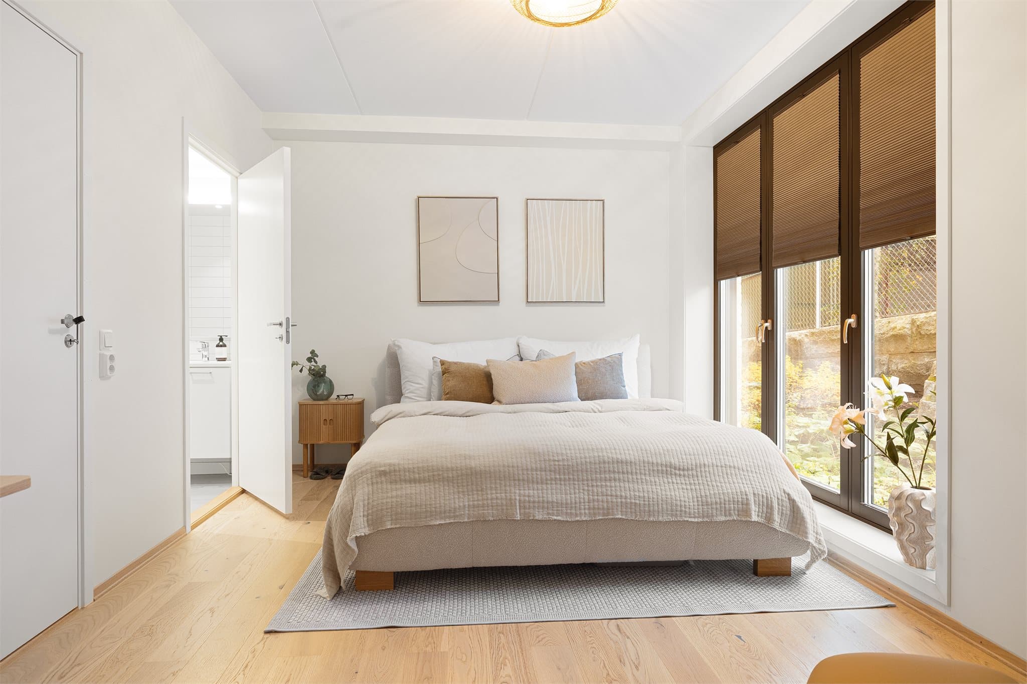 Innbydende hovedsoverom med plass til dobbeltseng og nattbord.