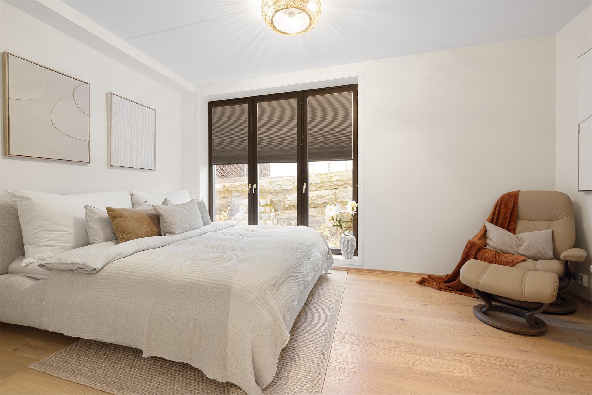 Det er montert ekstra tykke plissegardiner som sørger for lite lysinnslipp og økt sovekomfort.