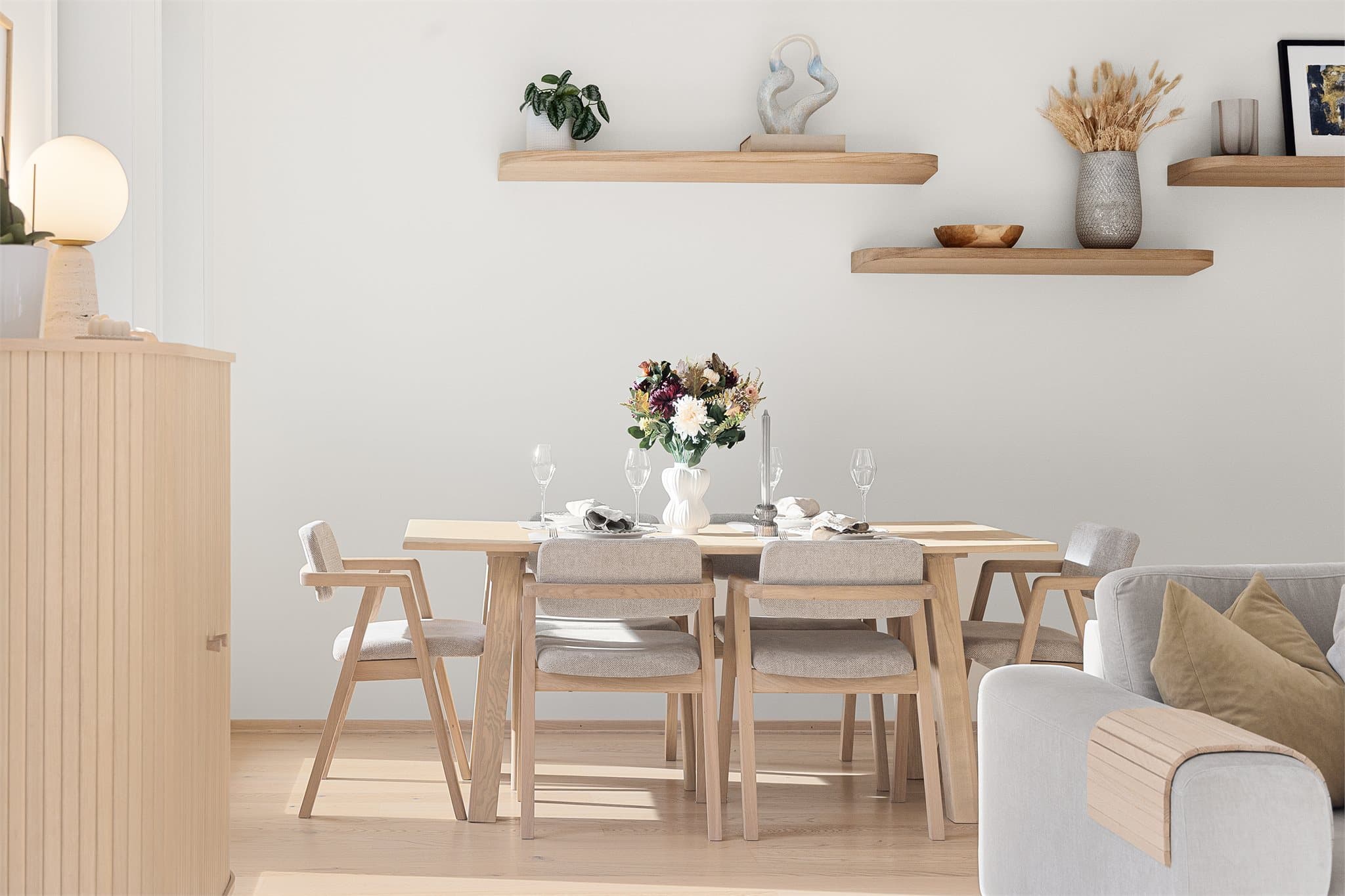 Stuen og kjøkkenet utgjør til sammen et fantastisk allrom, og er preget av en ren, nordisk stil.