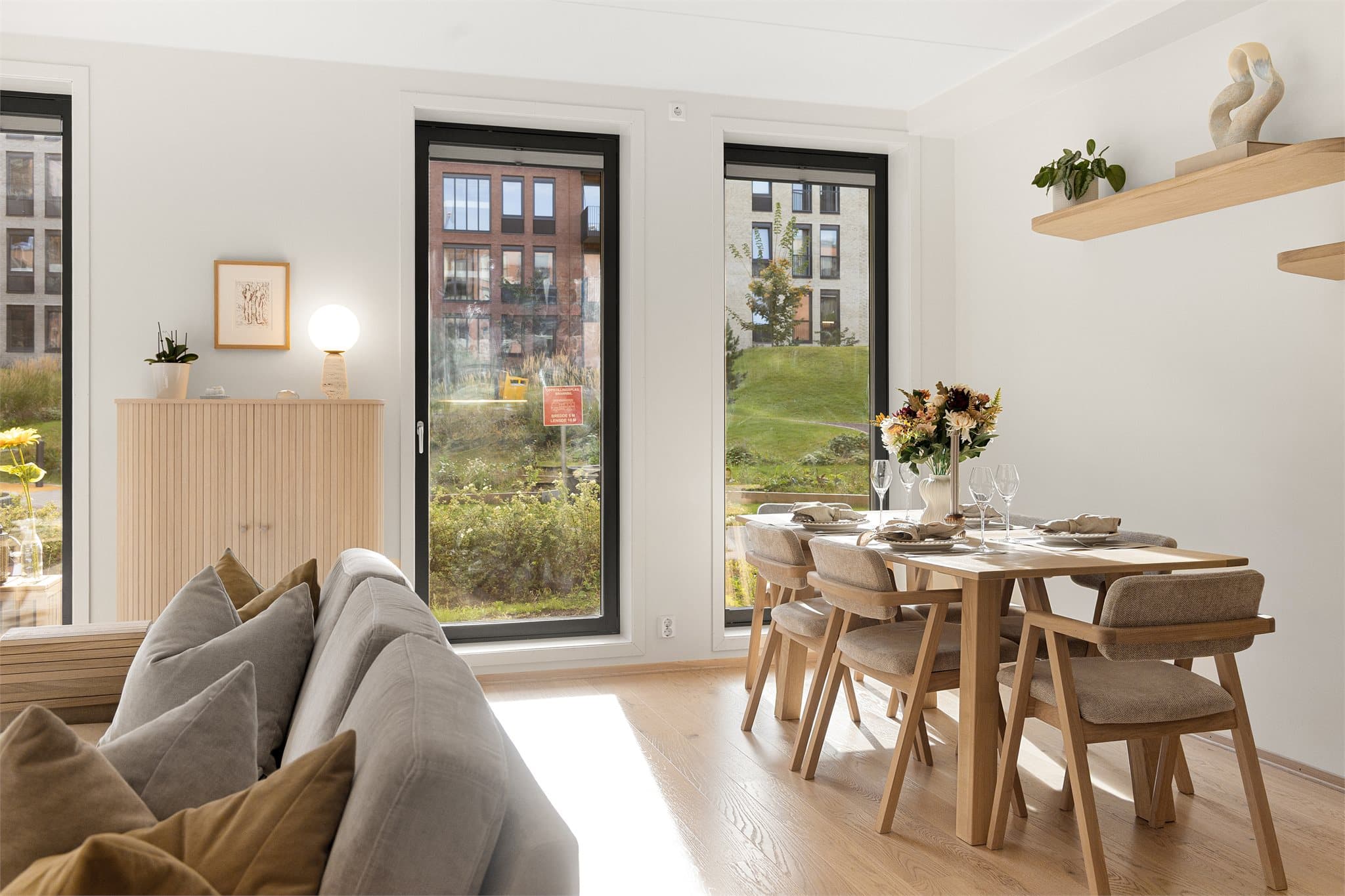 Store, takhøye vinduer sørger for mye naturlig lys.