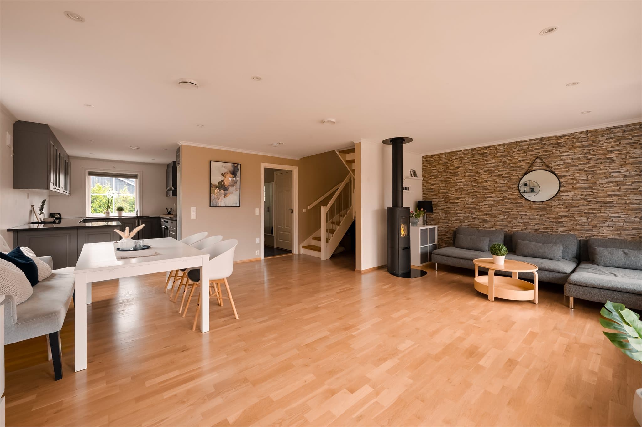 Lys og åpen stue med god plass til både spisegruppe og sofakrok.