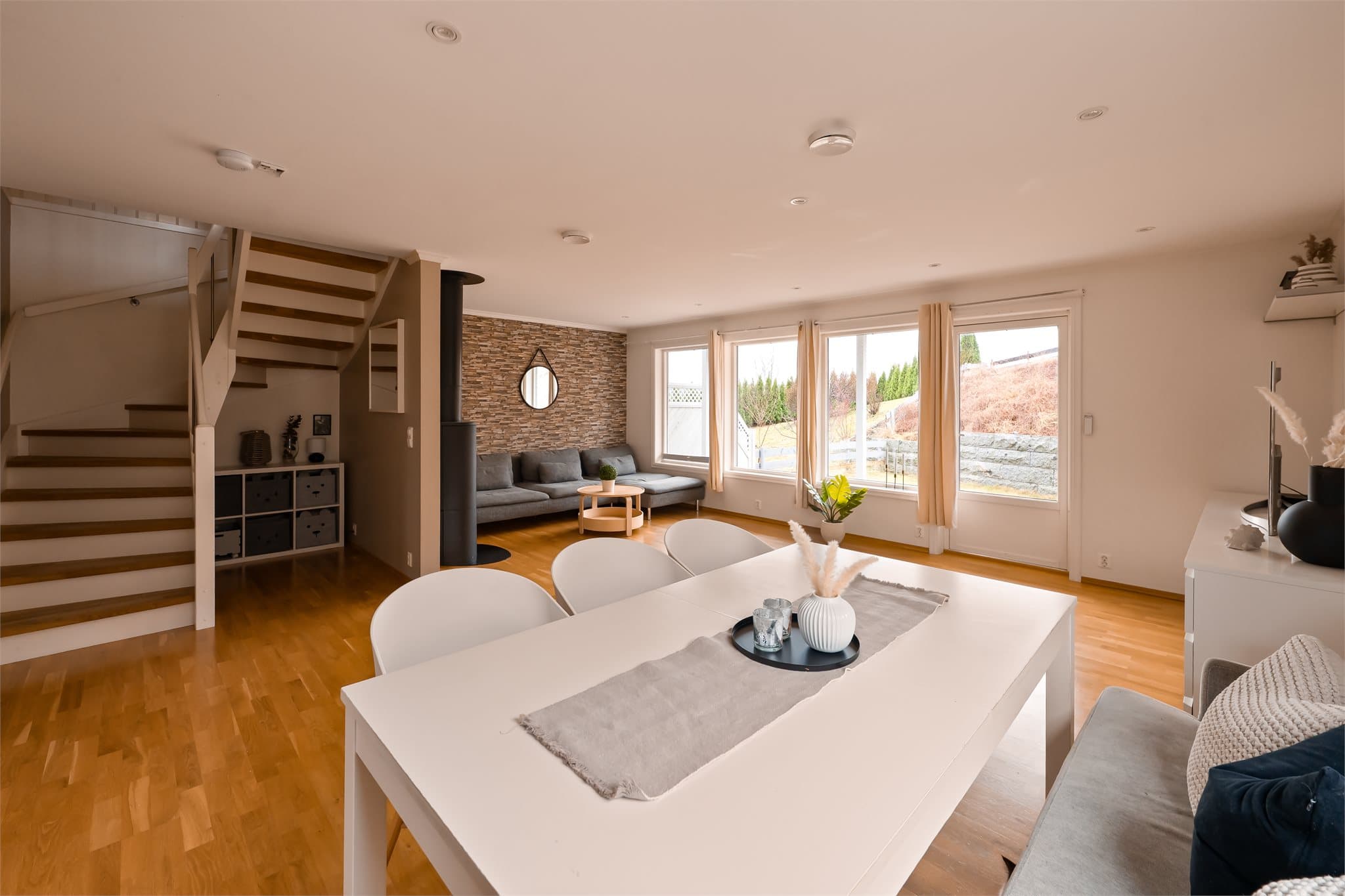 Stuen har store vindusflater og utgang til solrik terrasse/hage.