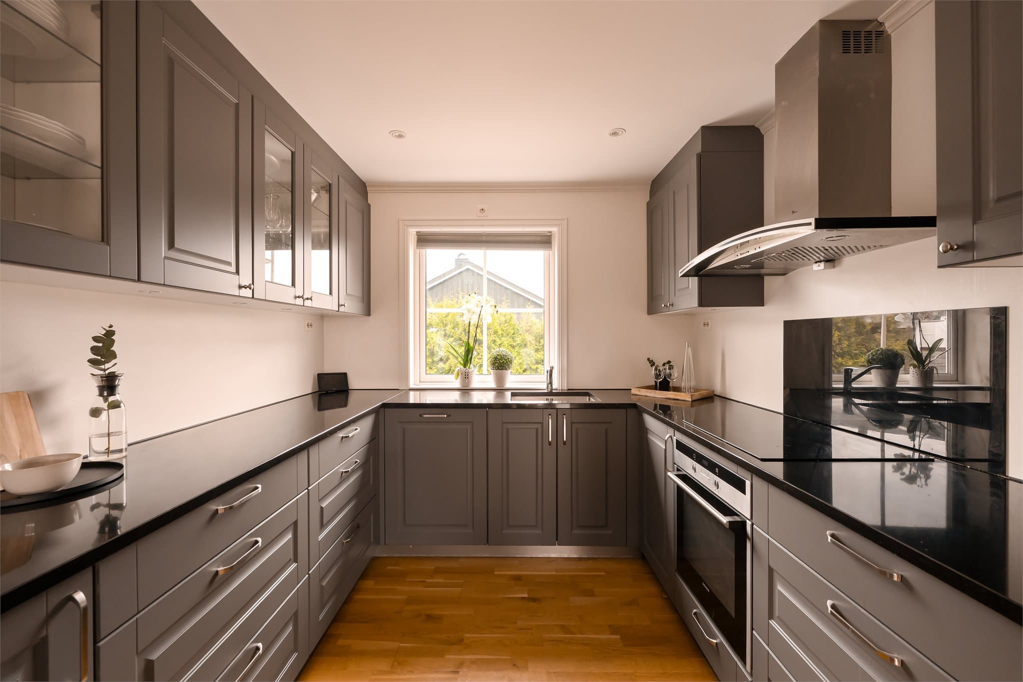 Innredningen har profilerte fronter, og en eksklusiv benkeplate i granitt utførelse.