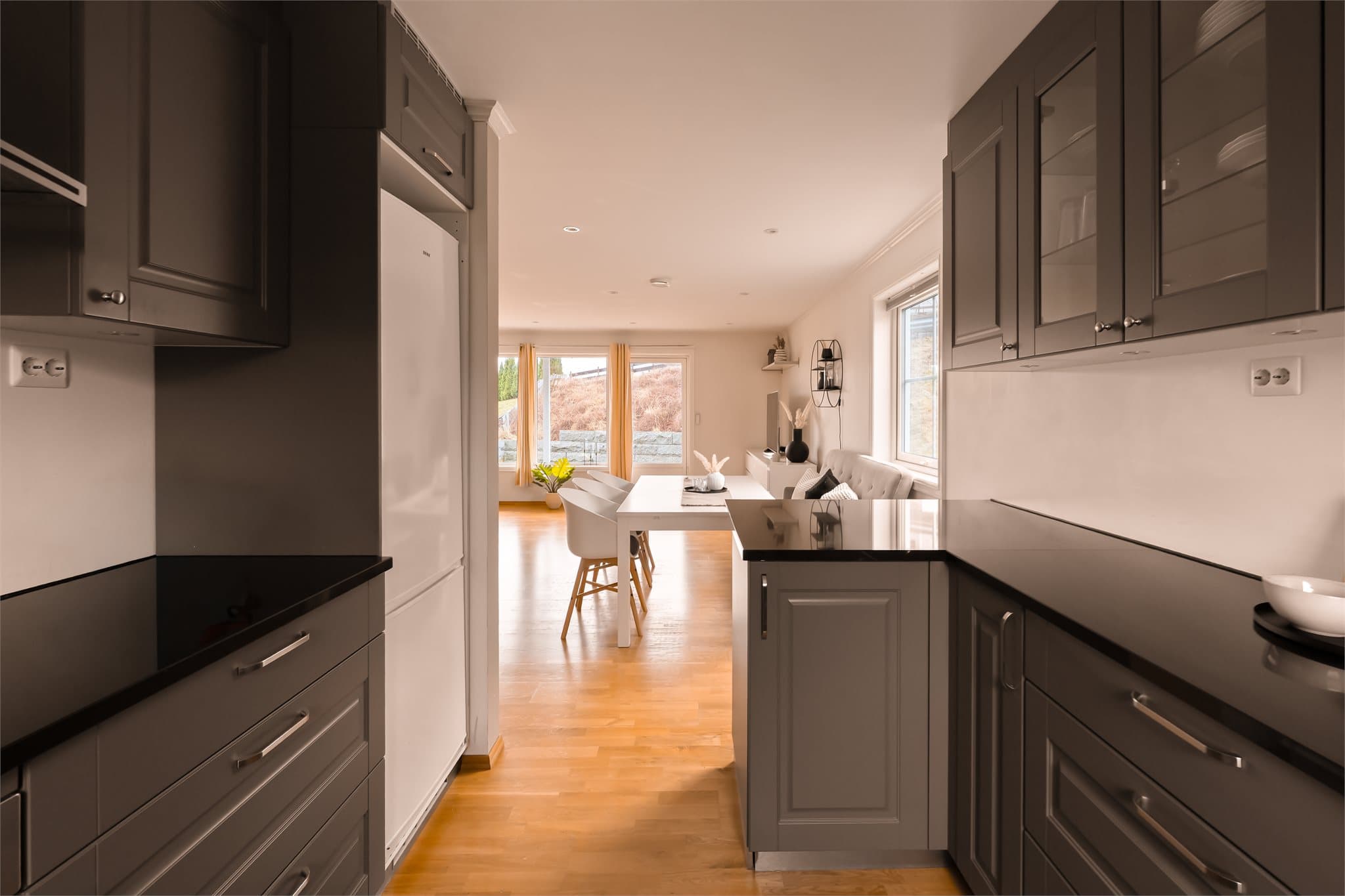 Kjøkkenet ligger i delvis åpen løsning mot spiseplass i stuen. Adskilt av en praktisk barløsning som danner en sosial samlingsplass mellom arbeidssone og spisebord.