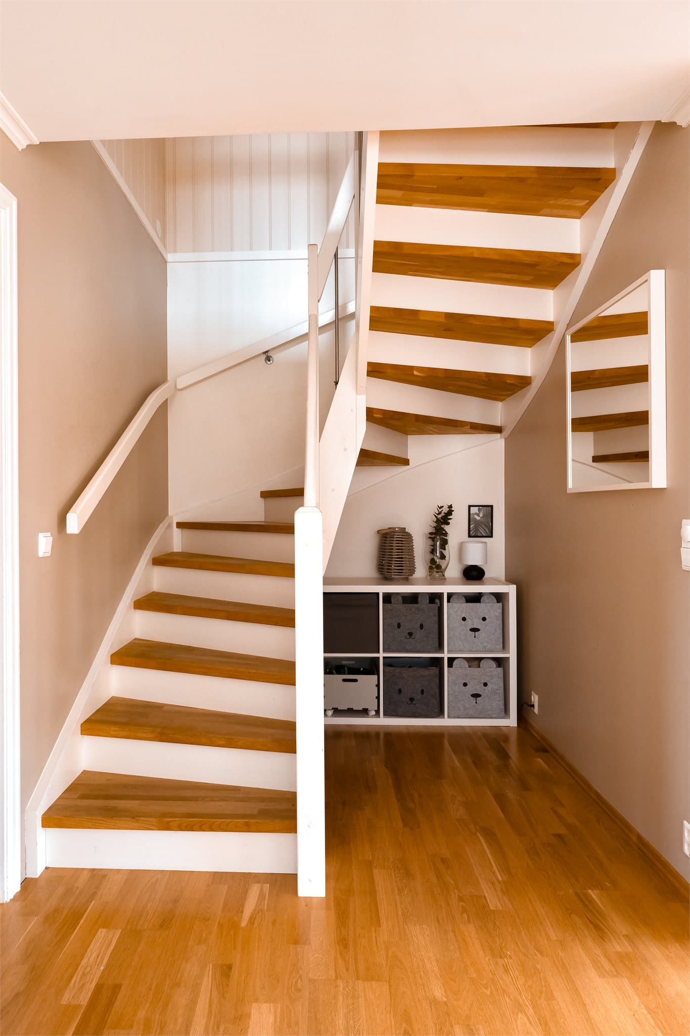 Under trappen har man muligheter for ekstra oppbevaring.