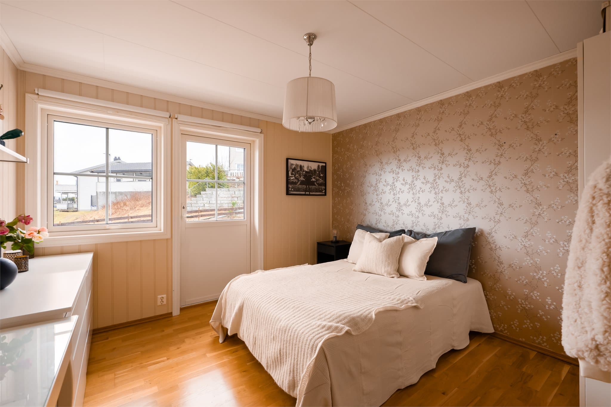 Hovedsoverom med plass til dobbeltseng og øvrig møblement.