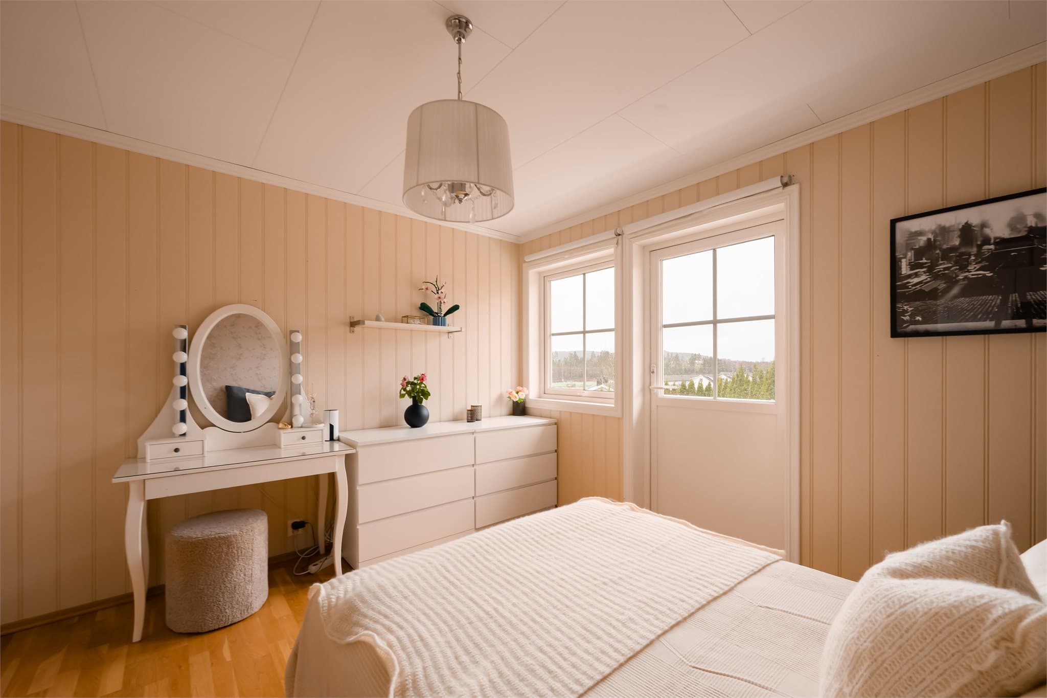 Fra hovedsoverommet er det utgang til balkong med gode solforhold.