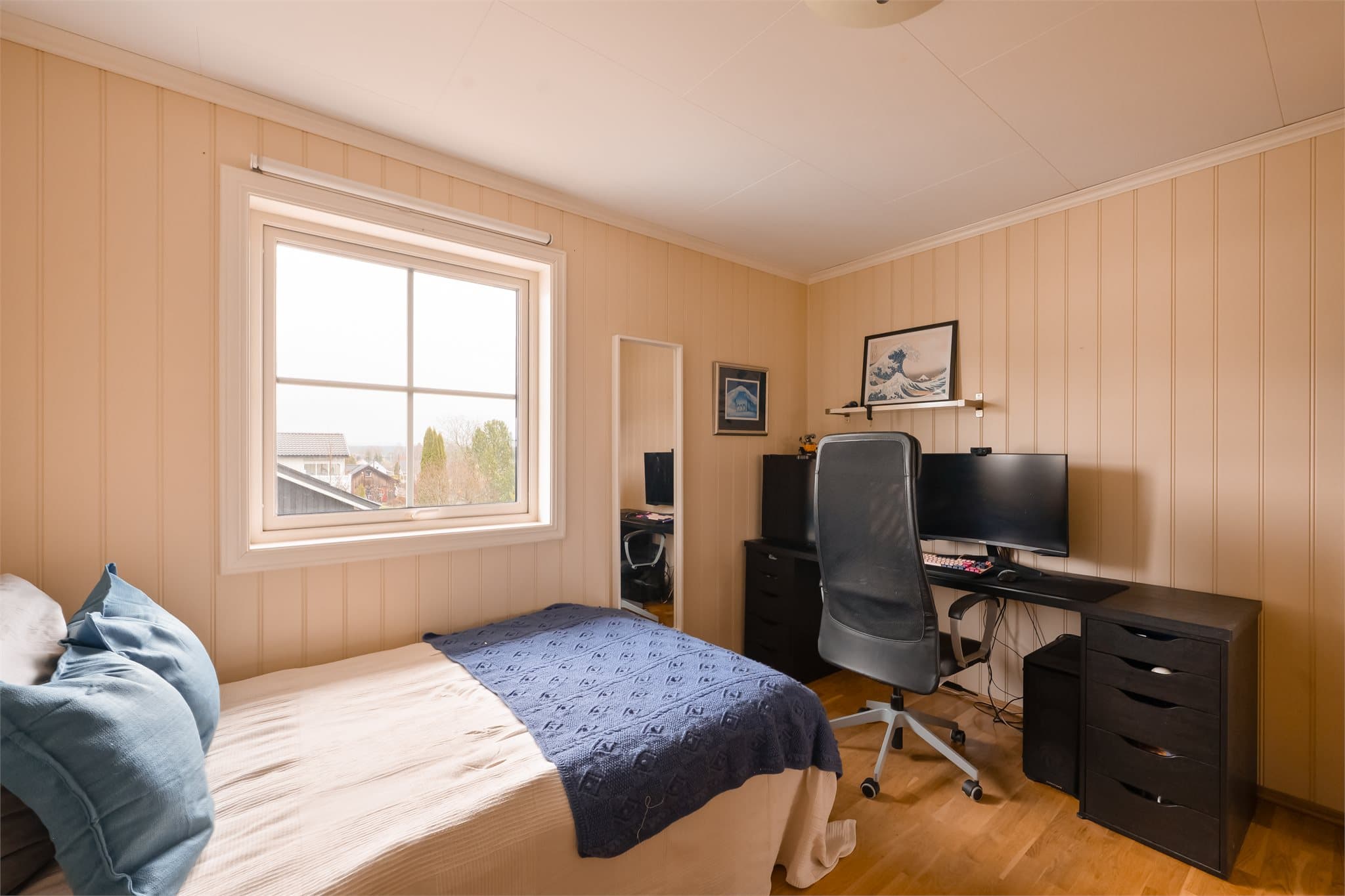 Rommet kan fint benyttes som et soverom eller hjemmekontor.